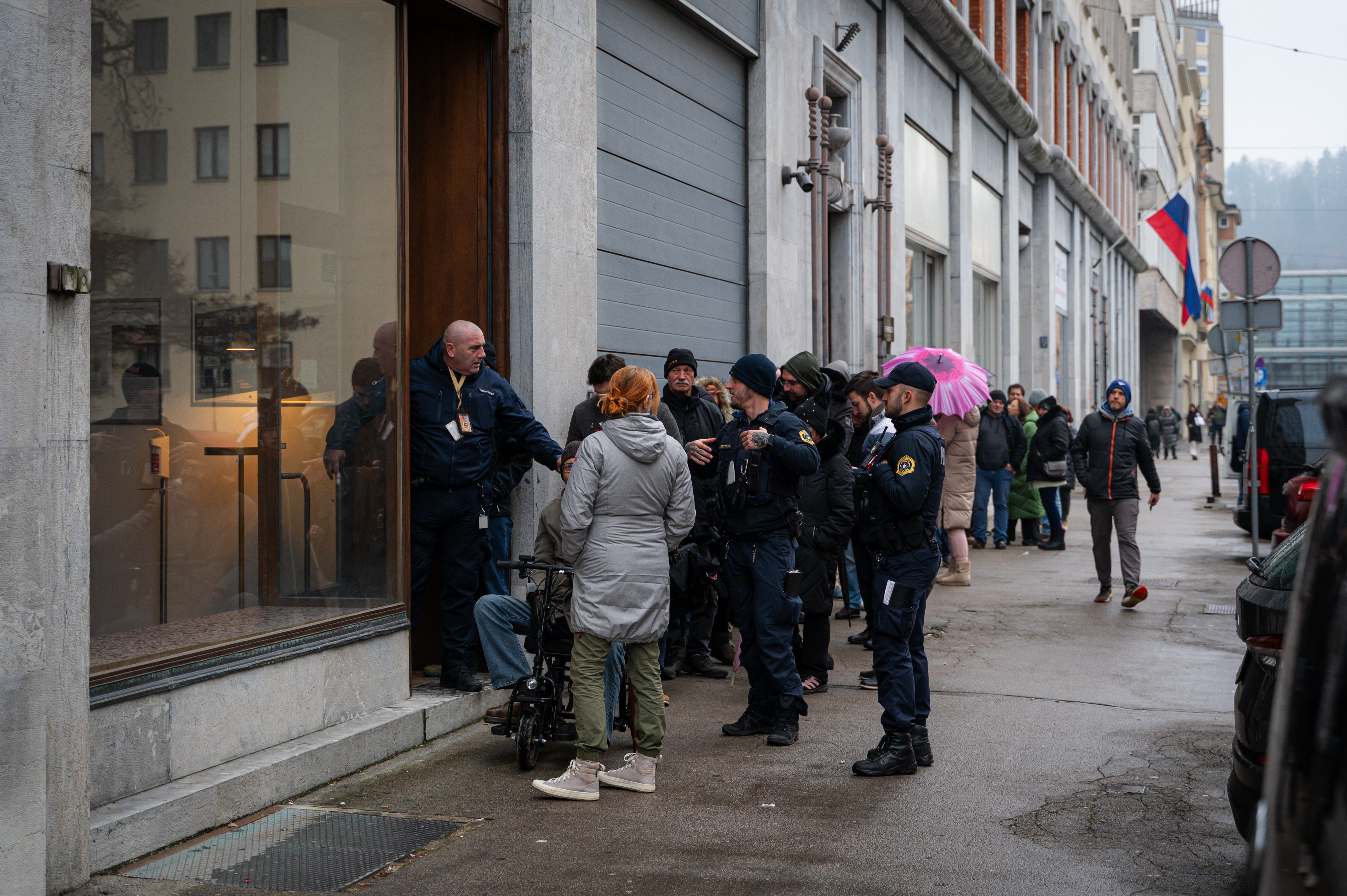 Čakanje na Mustrov kovanec pred Banko Slovenije 3. 12. 2025