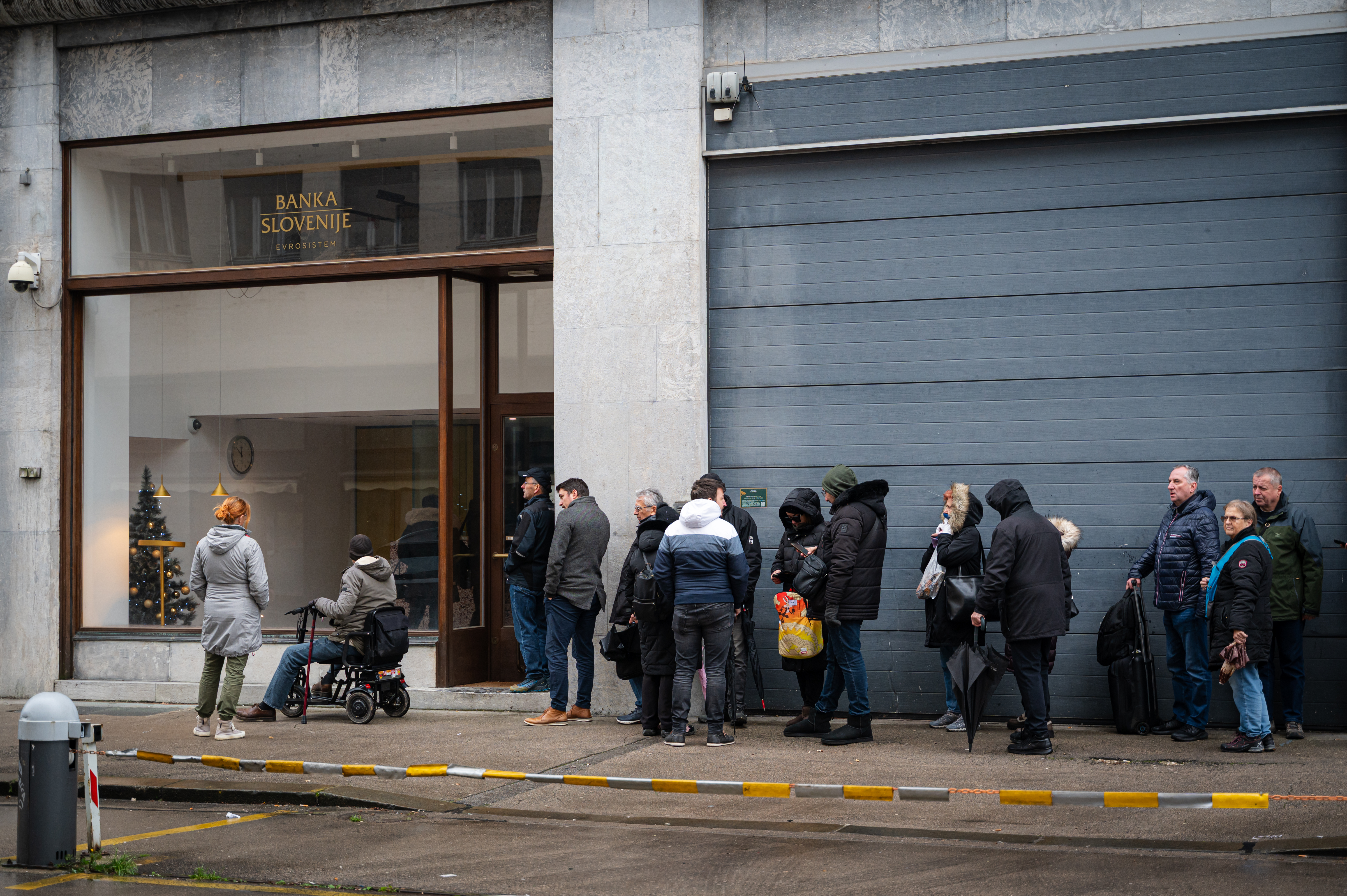 Čakanje na Mustrov kovanec pred Banko Slovenije 3. 12. 2025