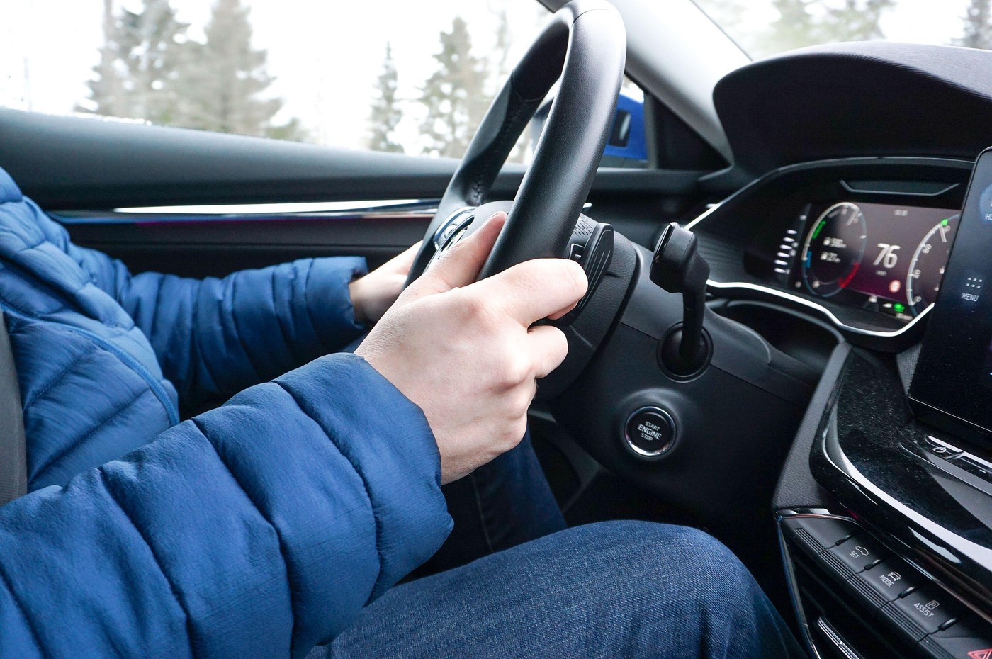 moški voznik v bundi