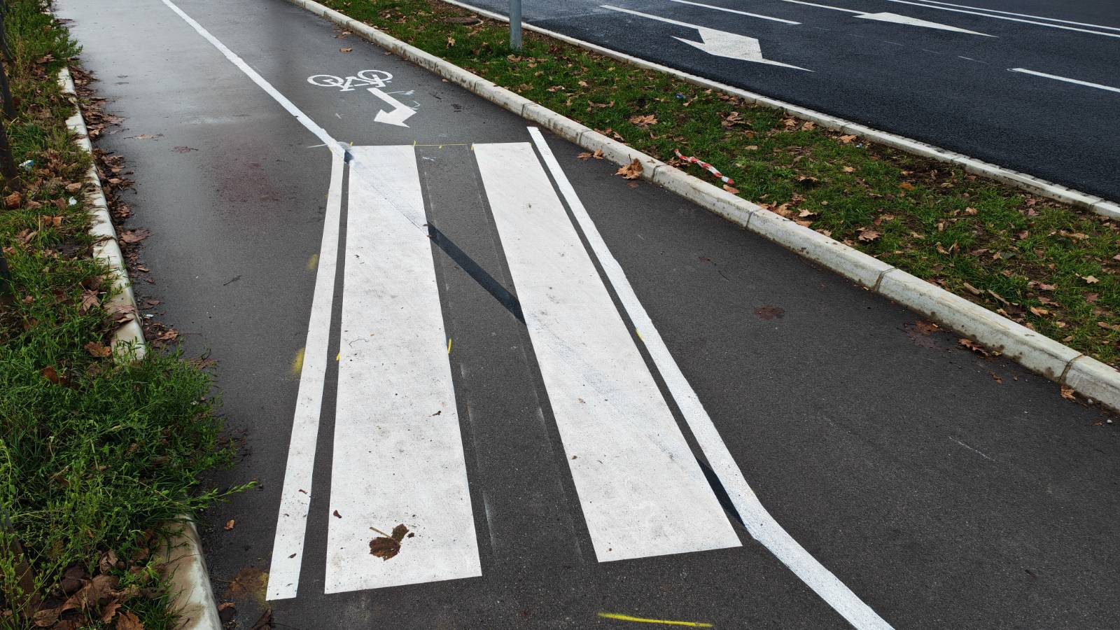 V Savskem naselju v Ljubljani po prenovi Linhartove ceste zmedo povzroča nenavadna prometna ureditev za pešce in kolesarje