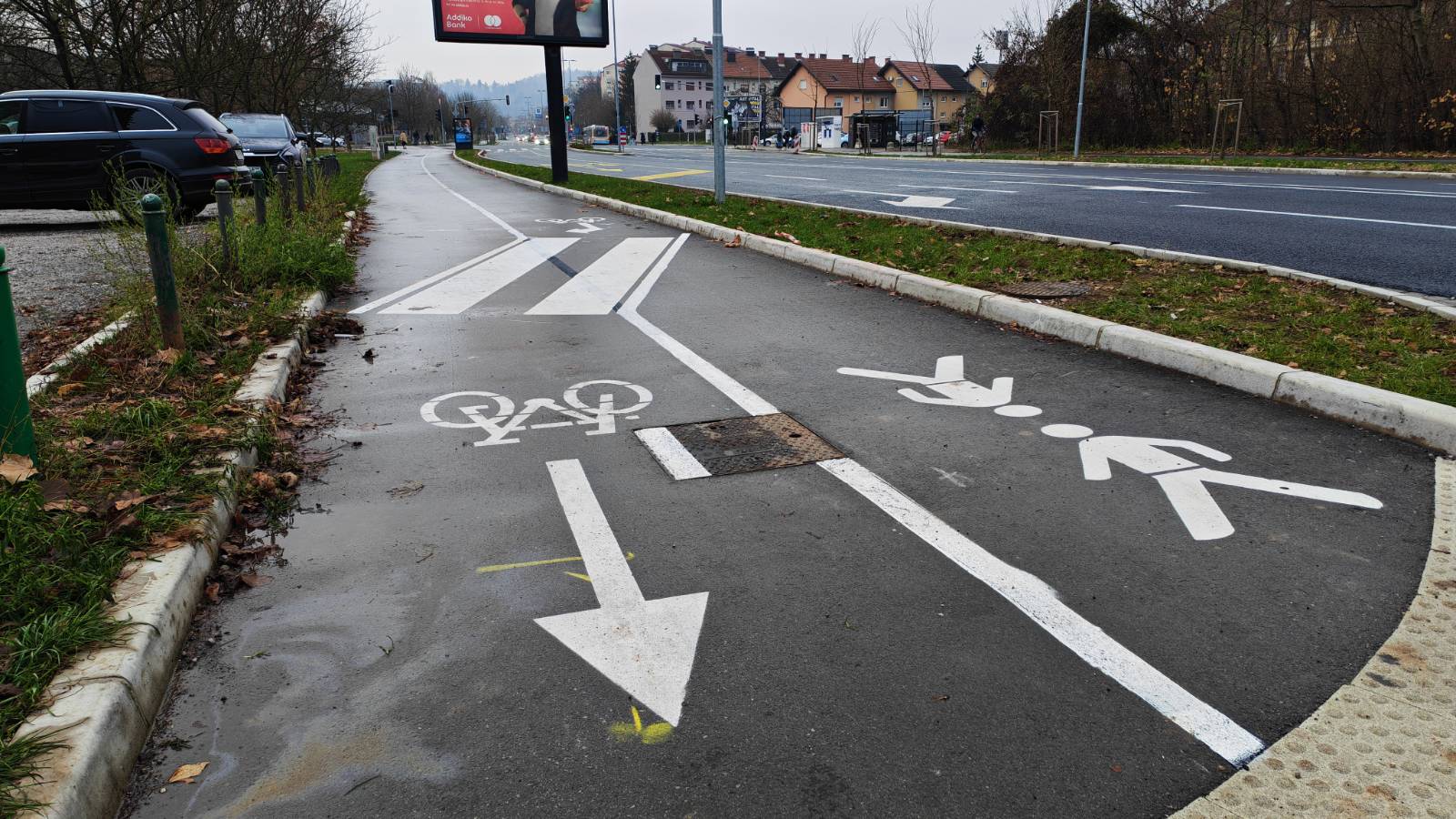 V Savskem naselju v Ljubljani po prenovi Linhartove ceste zmedo povzroča nenavadna prometna ureditev za pešce in kolesarje