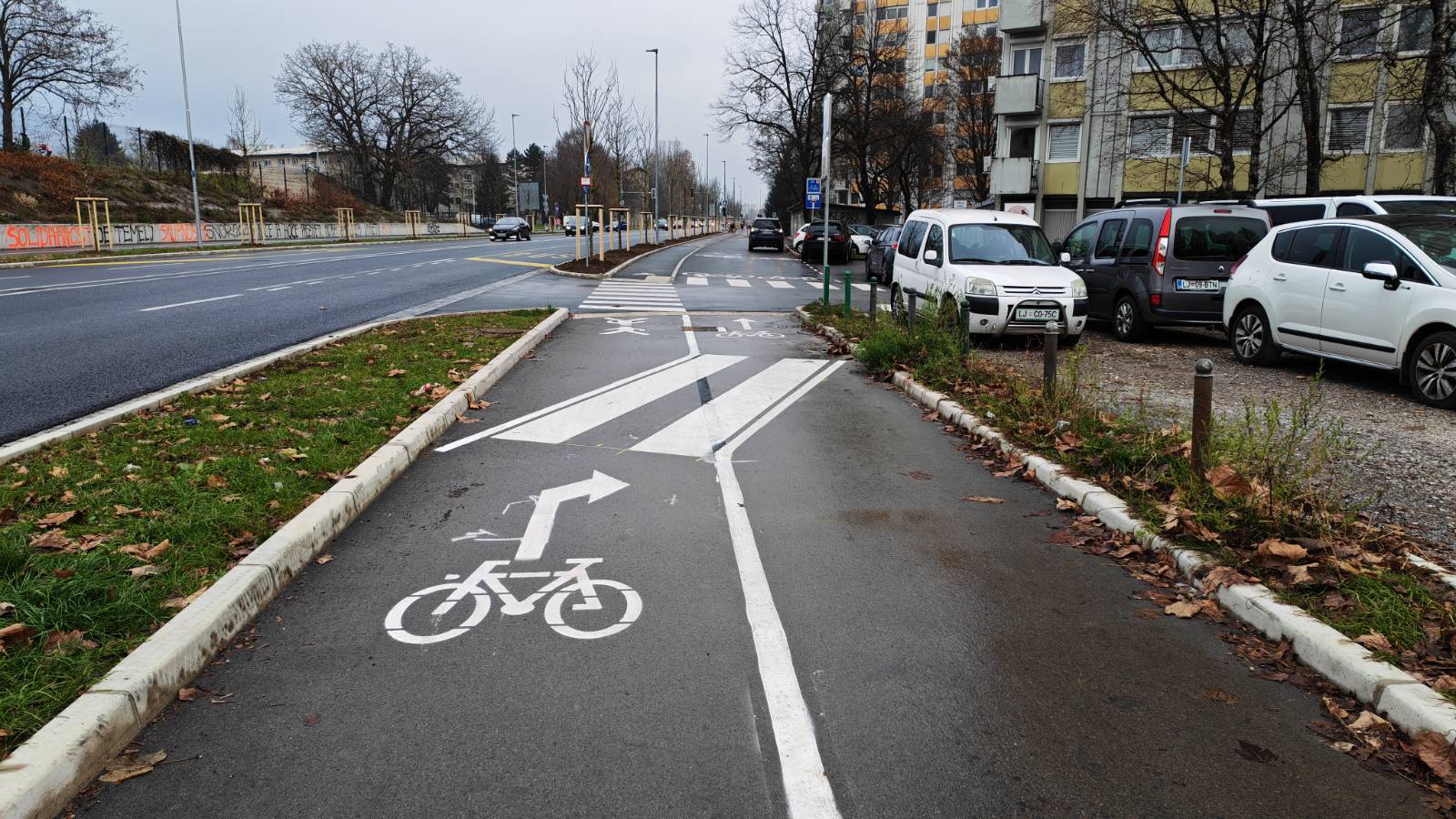 V Savskem naselju v Ljubljani po prenovi Linhartove ceste zmedo povzroča nenavadna prometna ureditev za pešce in kolesarje