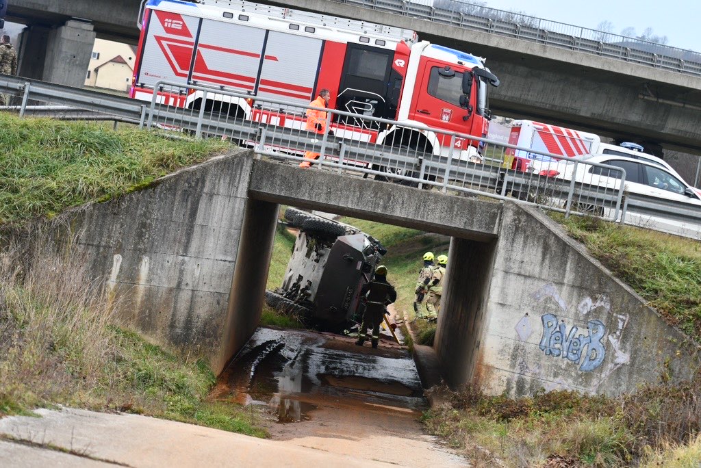 Na rondoju Pesnica pri Mariboru se je preobrnilo vojaško vozilo