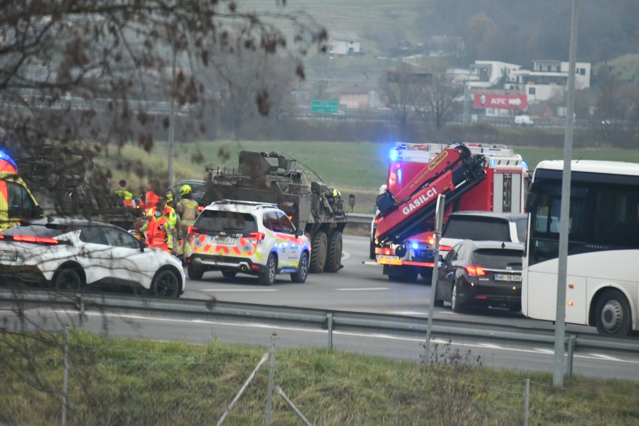 Na rondoju Pesnica pri Mariboru se je preobrnilo vojaško vozilo