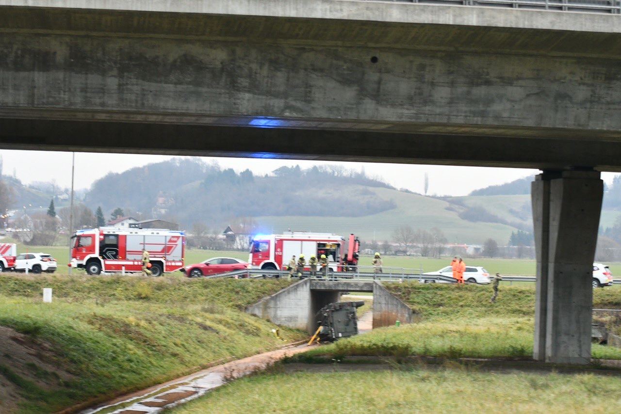 Na rondoju Pesnica pri Mariboru se je preobrnilo vojaško vozilo