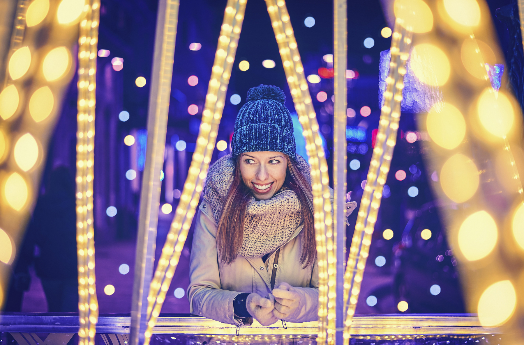 ženska in božične lučke