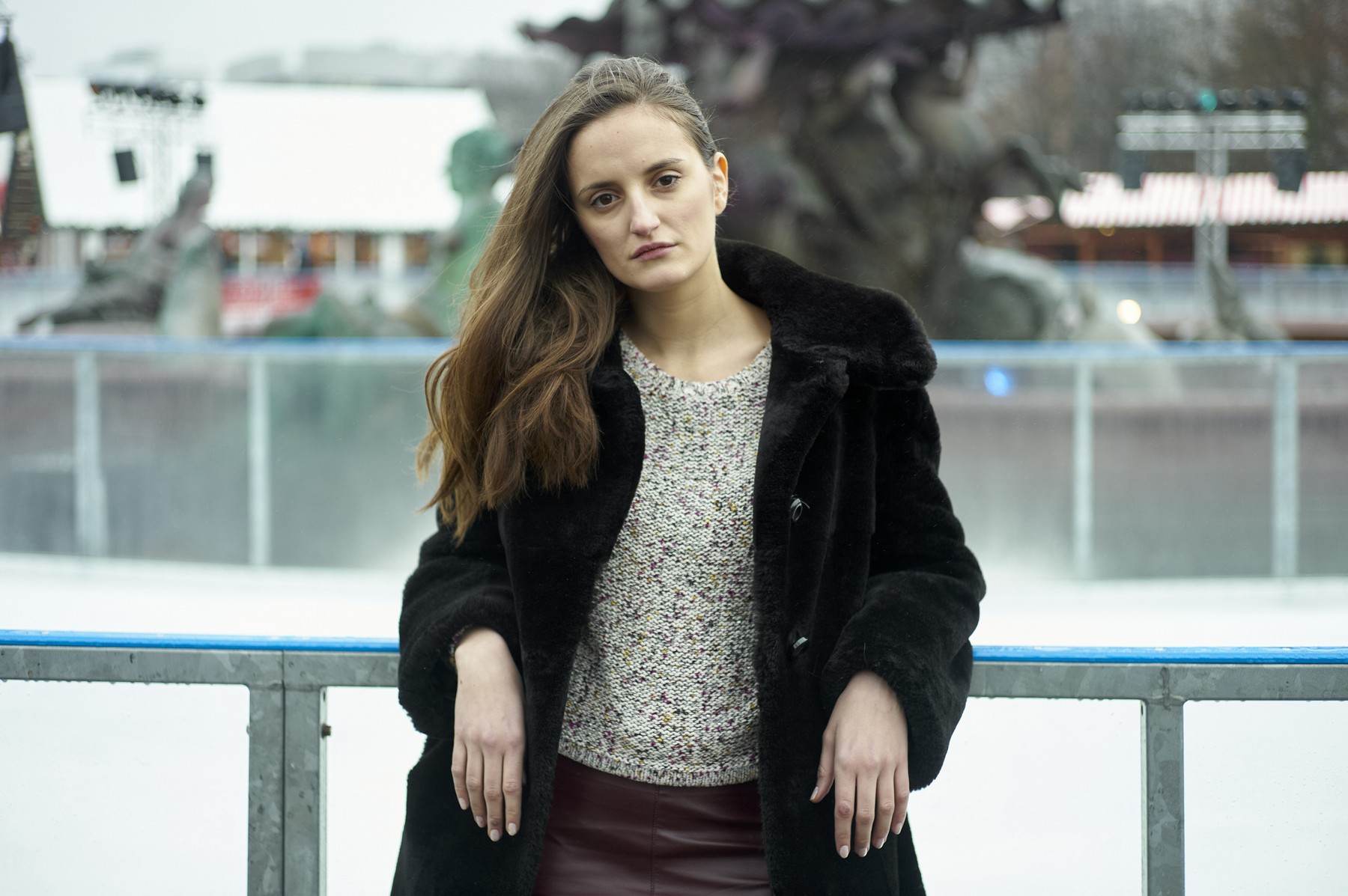 žalostna ženska ob drsališču