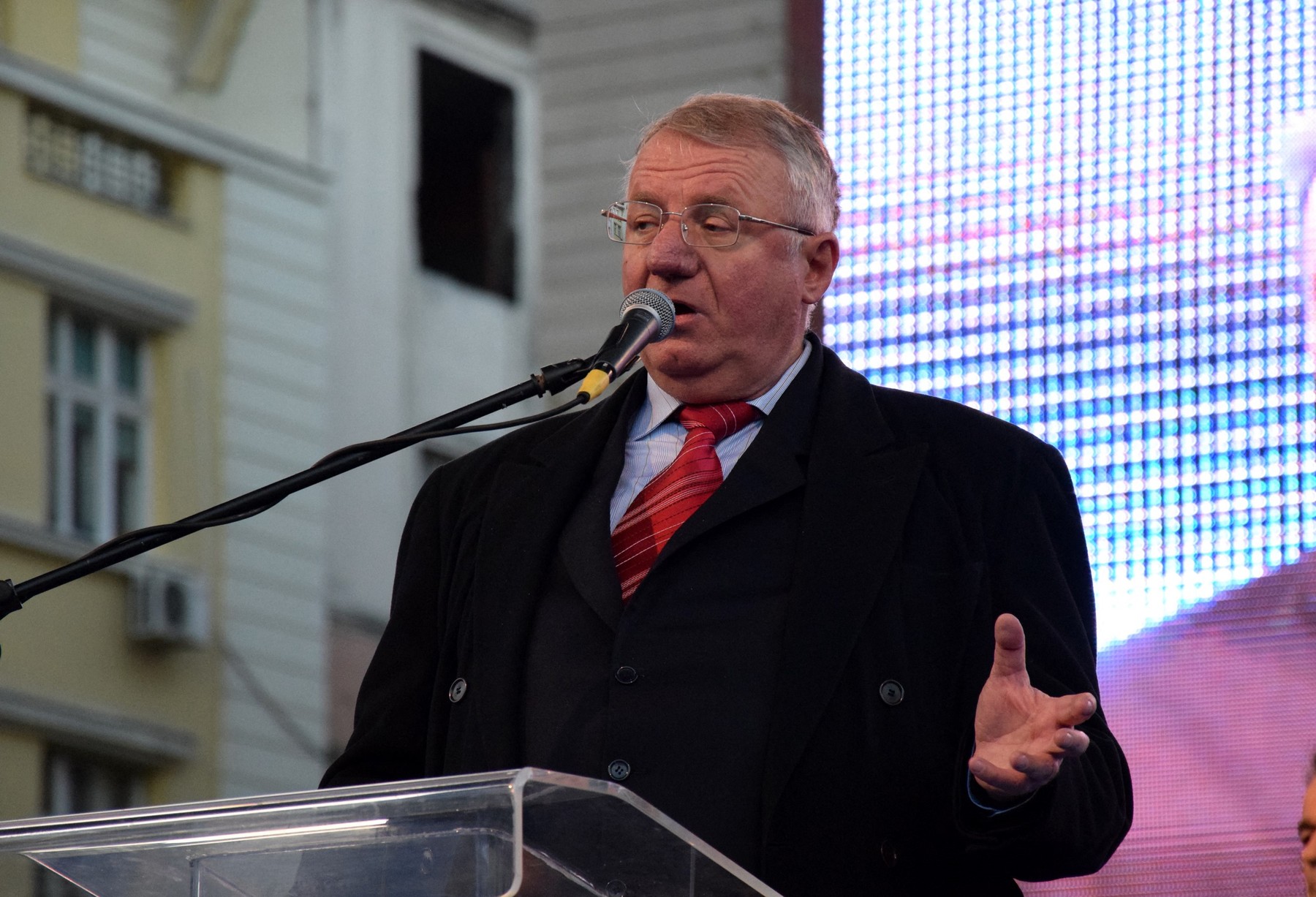 Vojislav Šešelj, predsednik Srbske radikalne stranke, je še vedno politično dejaven in se udeležuje protestnih shodov.