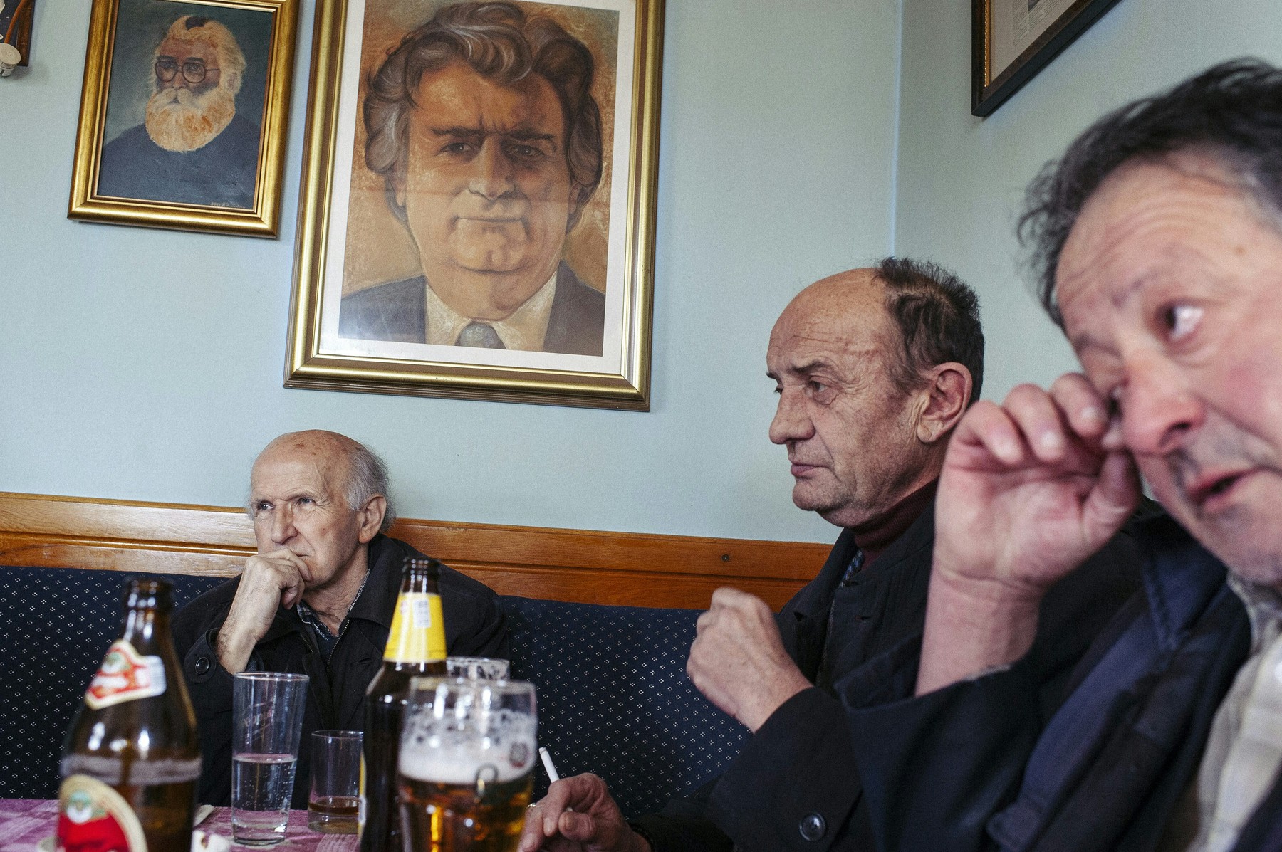 Portret Radovana Karadžića v kavarni