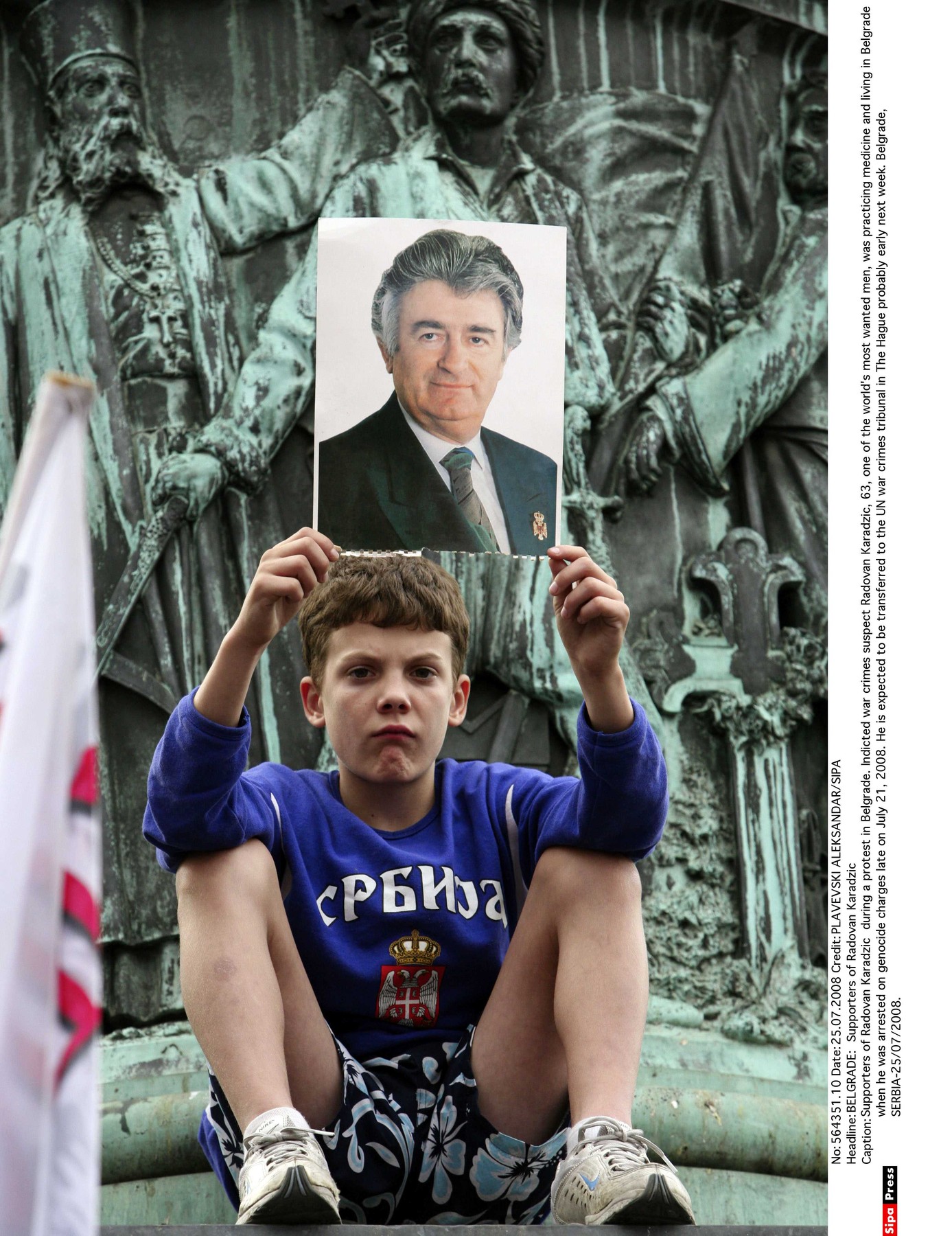 Otrok s fotografijo Radovana Karadžića