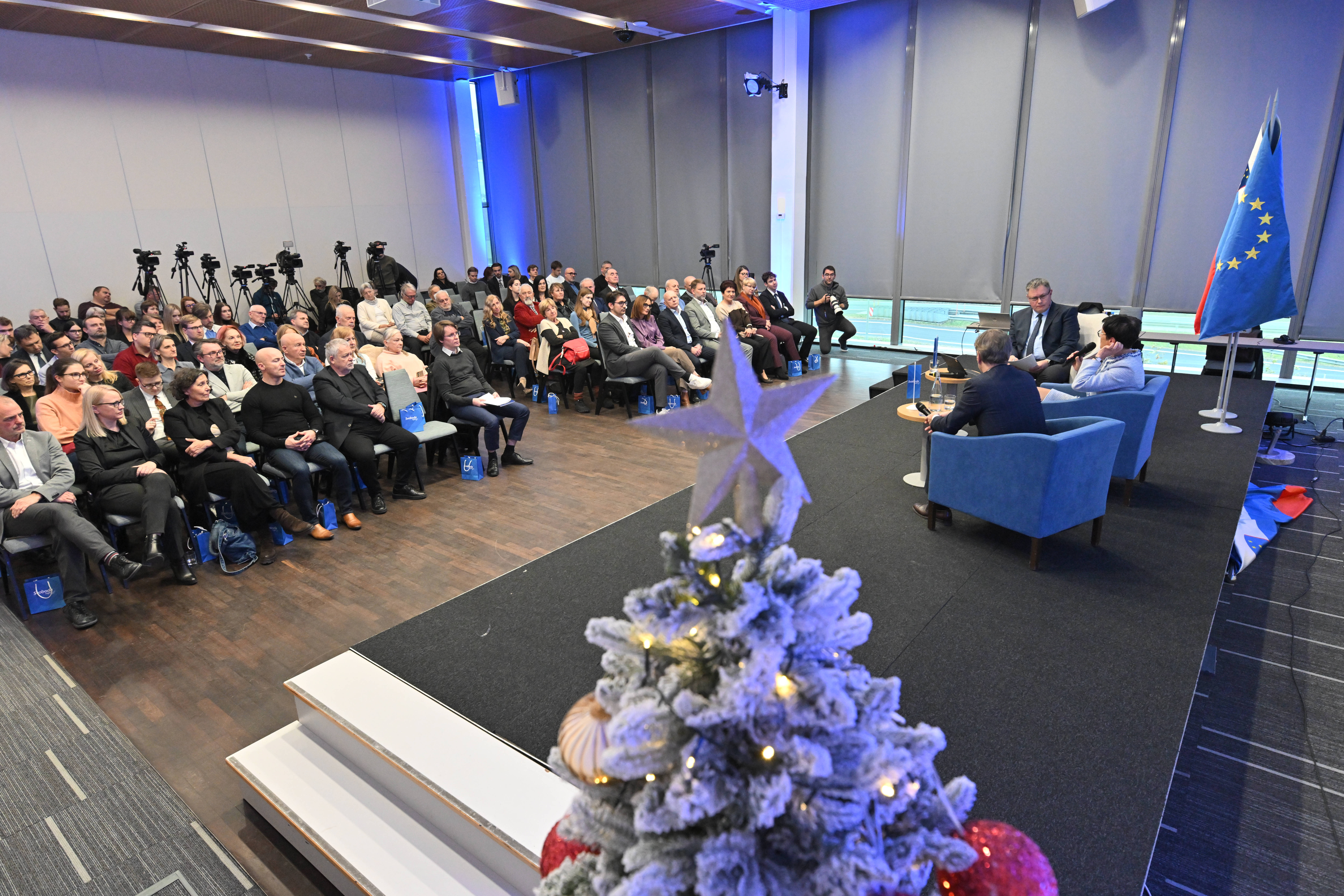 Gibanje Svoboda, okrogla miza, širitev, Marta Kos, Robert Golob