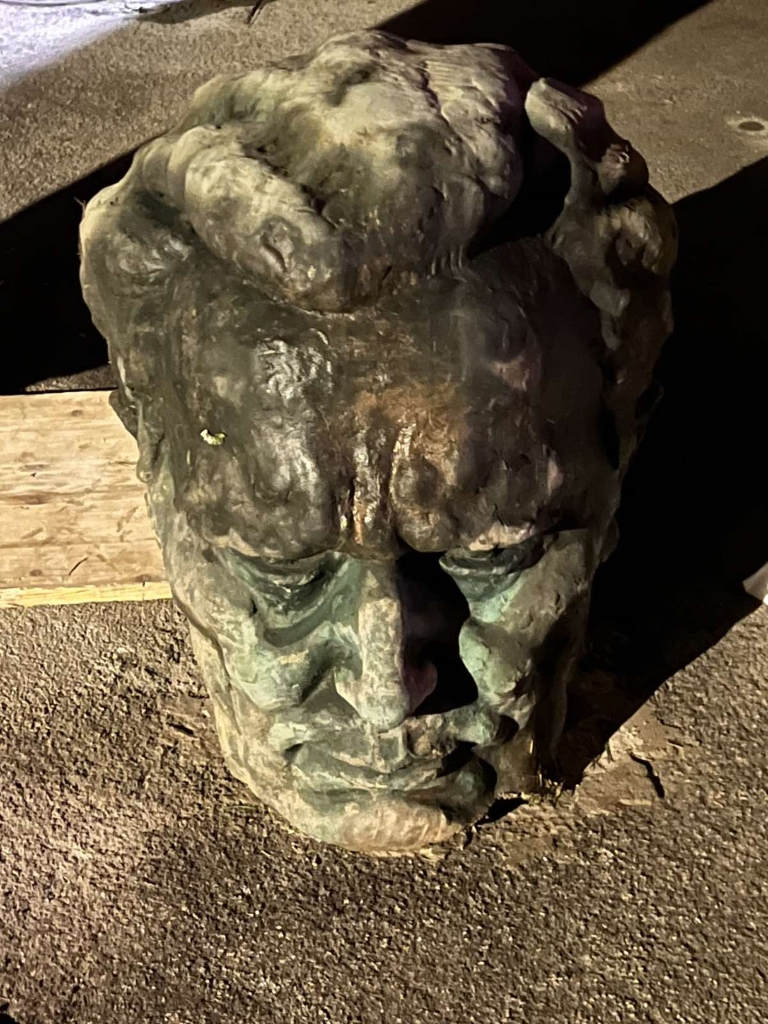 Glava kipa Tita v prtljažniku vandala