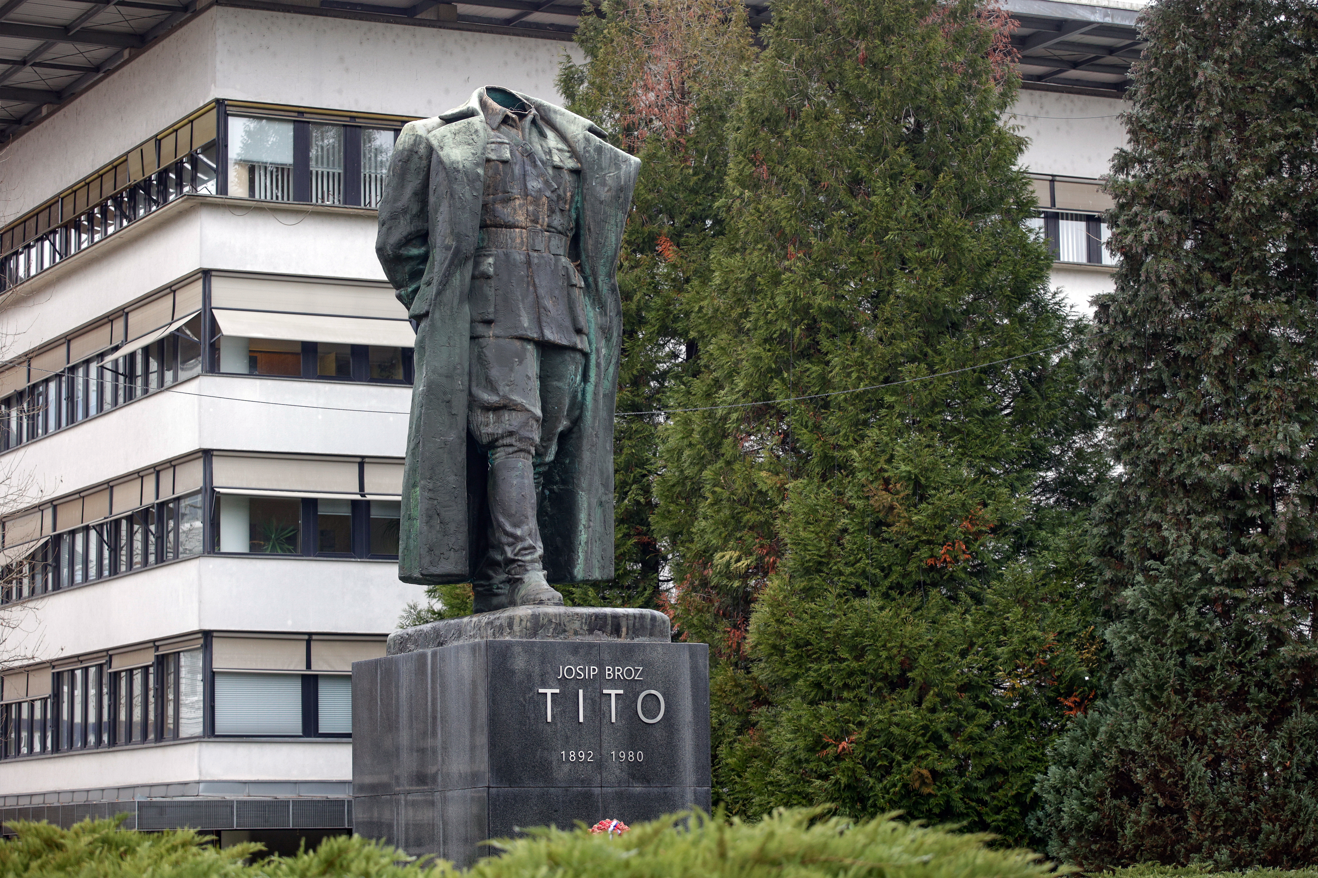 Vandali odrezali glavo kipu Tita v Velenju