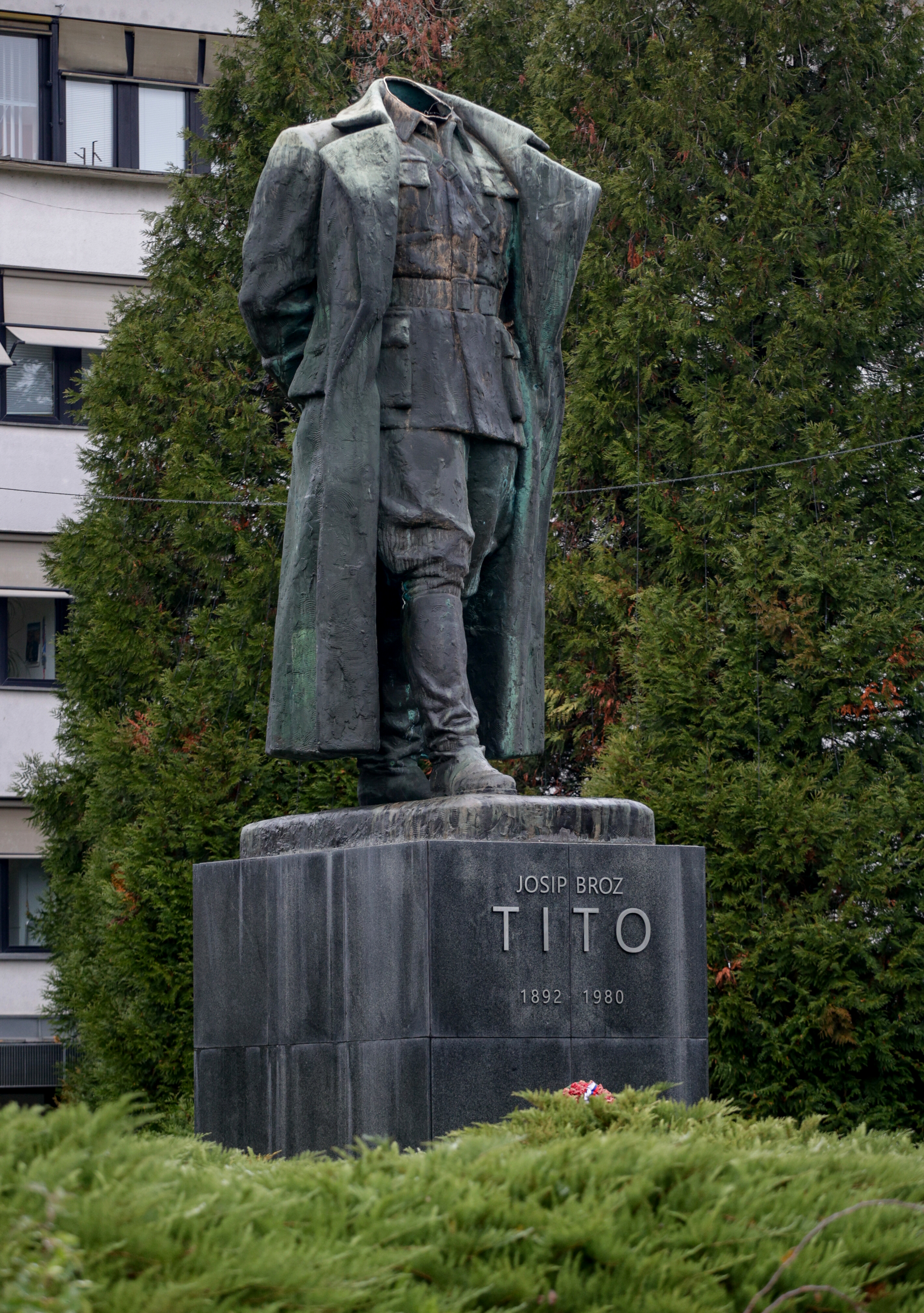 Vandali odrezali glavo kipu Tita v Velenju