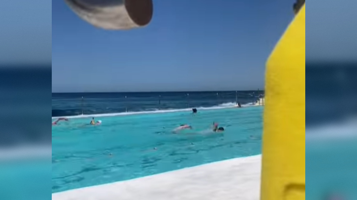 v bazenu s telefonom