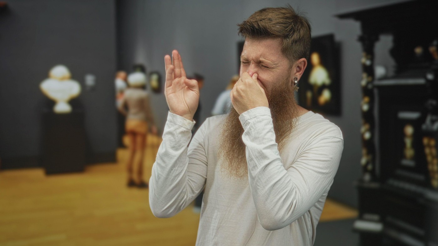 moški v muzeju ali galeriji vonja neprijeten vonj smrad