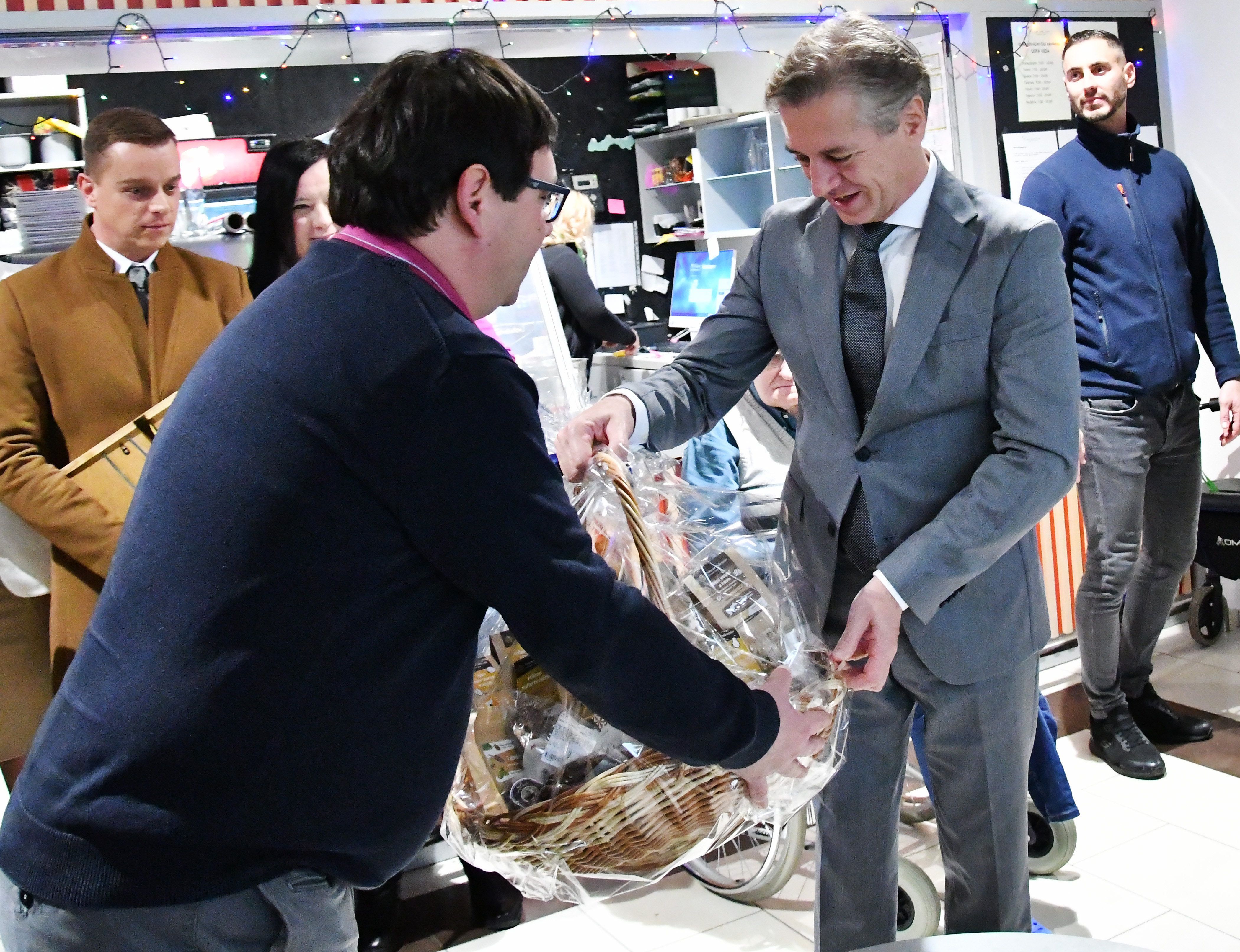 Robert Golob je obiskal Dom starejših občanov Šiška