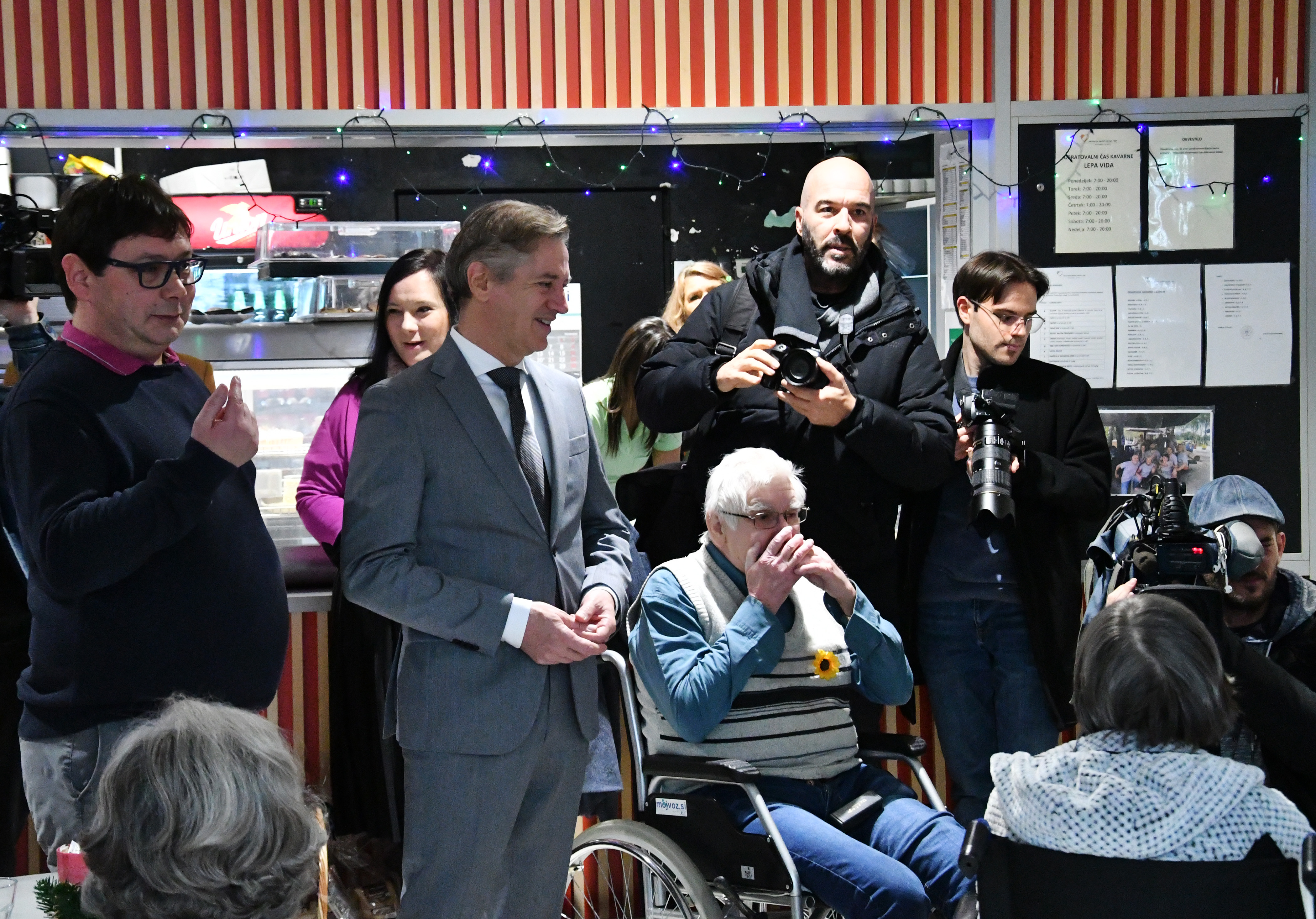 Robert Golob je obiskal Dom starejših občanov Šiška