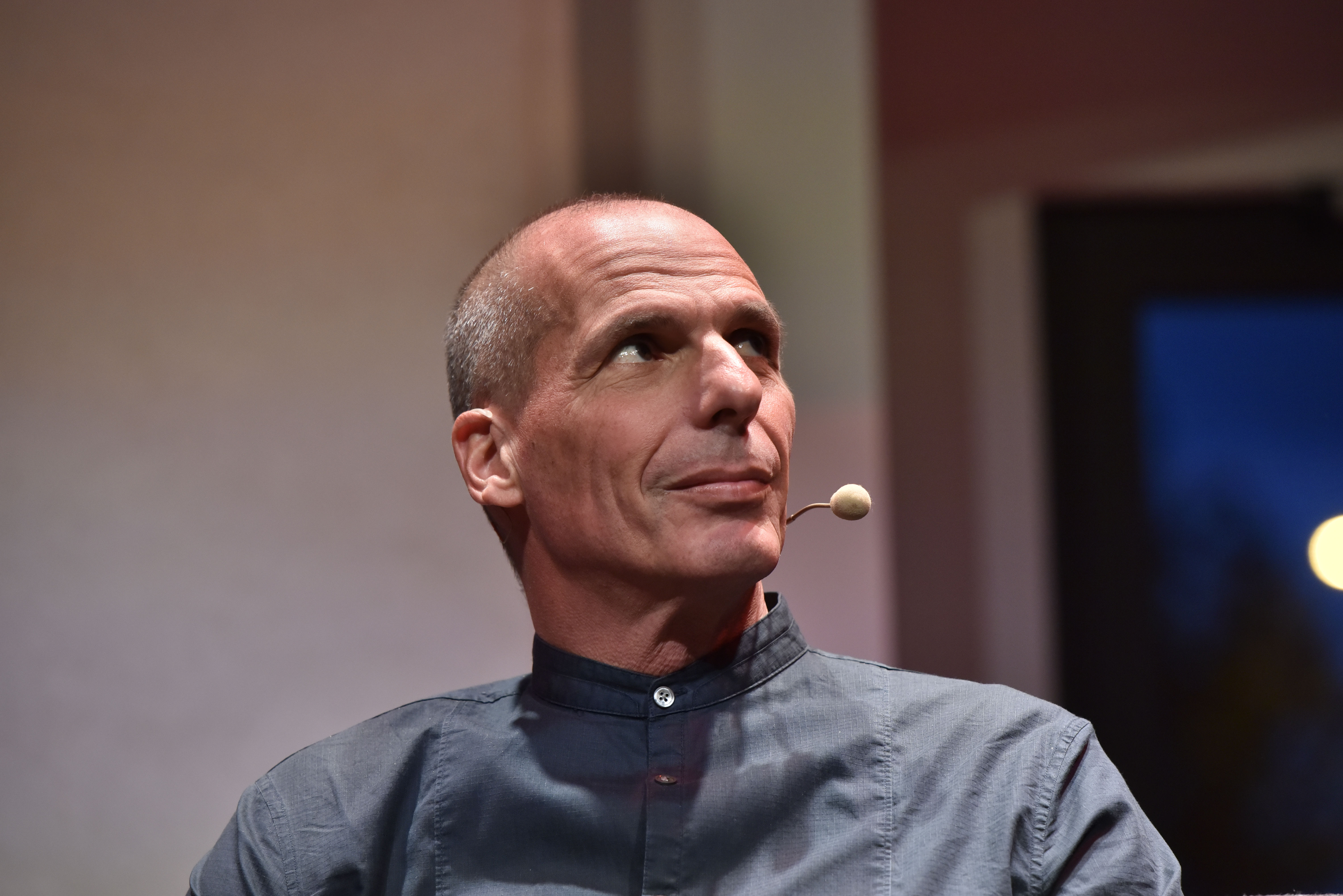 Janis Varufakis na predavanju v Cukrarni, oktober 2021