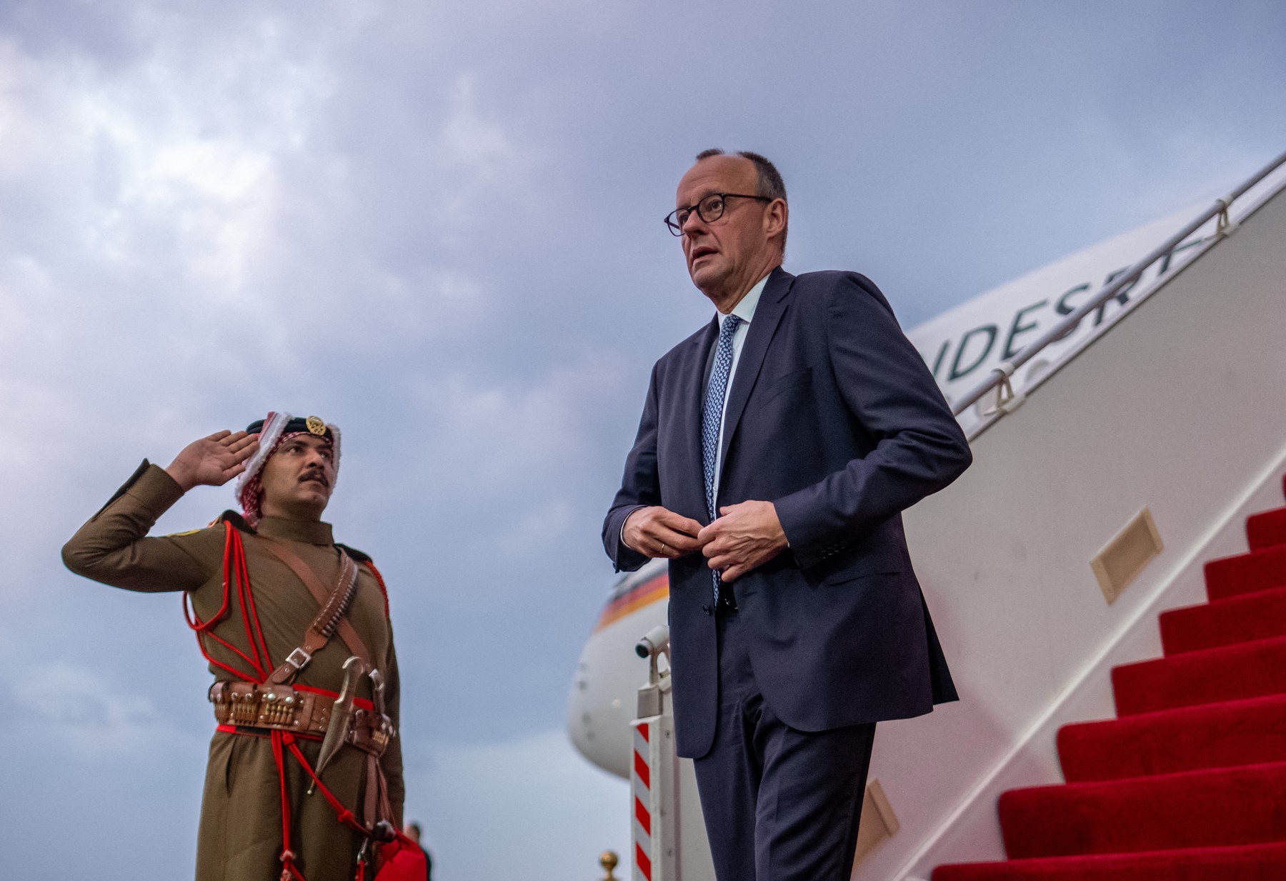 Nemški kancler Friedrich Merz pred srečanjem z jordanskim kraljem Abdulahom II.