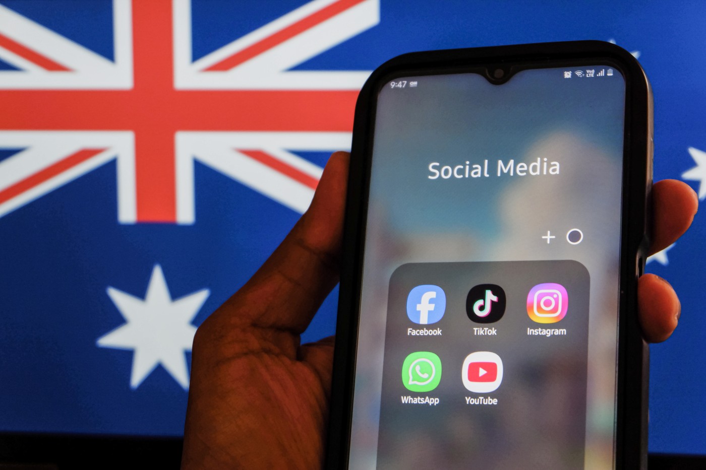 Avstralija prepovedala uporabo družbenih omrežij za mlajše od 16 let