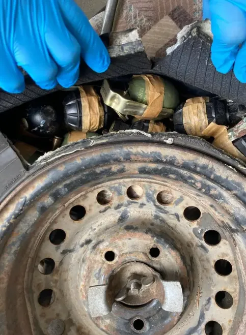 Granate v rezervni gumi