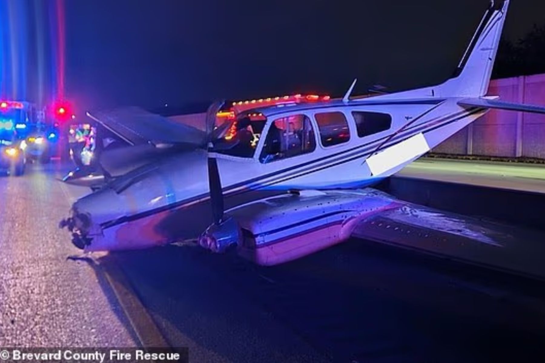 Letalo je trčilo na avtocesti v ZDA