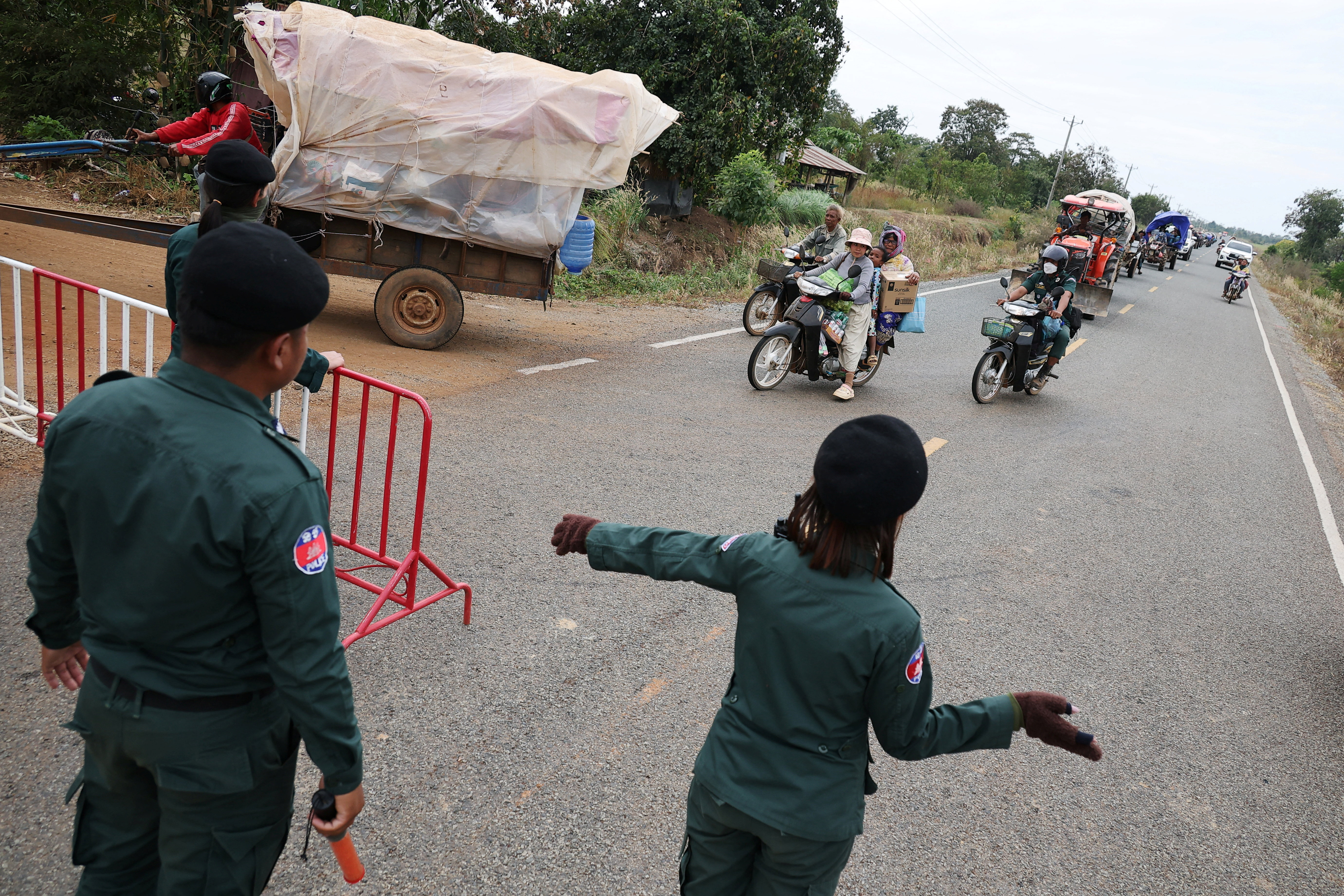 Več kot pol milijona ljudi je moralo zapustiti Tajsko in Kambodžo