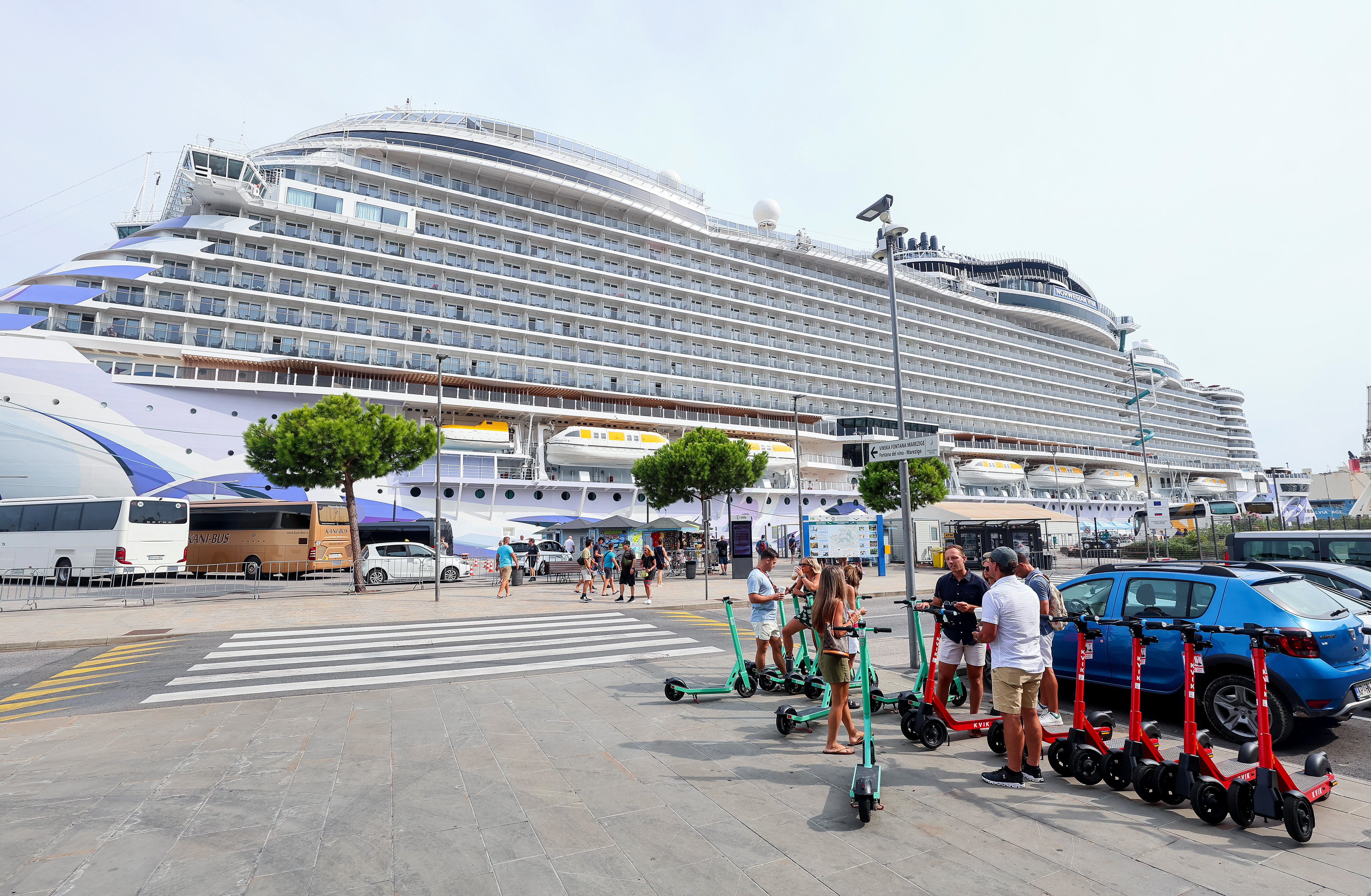 Slovenija, Koper, 03.09.2023 03. september 2023 Ladja Norwegian Viva je zasidrana v Kopru. Ladja vrste križarka, ena največjih ladij ki se je zasidrala v Sloveniji. Dolga je 299 m, težka 143 ton in ima 3215 posteljFoto: Tomaž Primožič FPA/BOBO