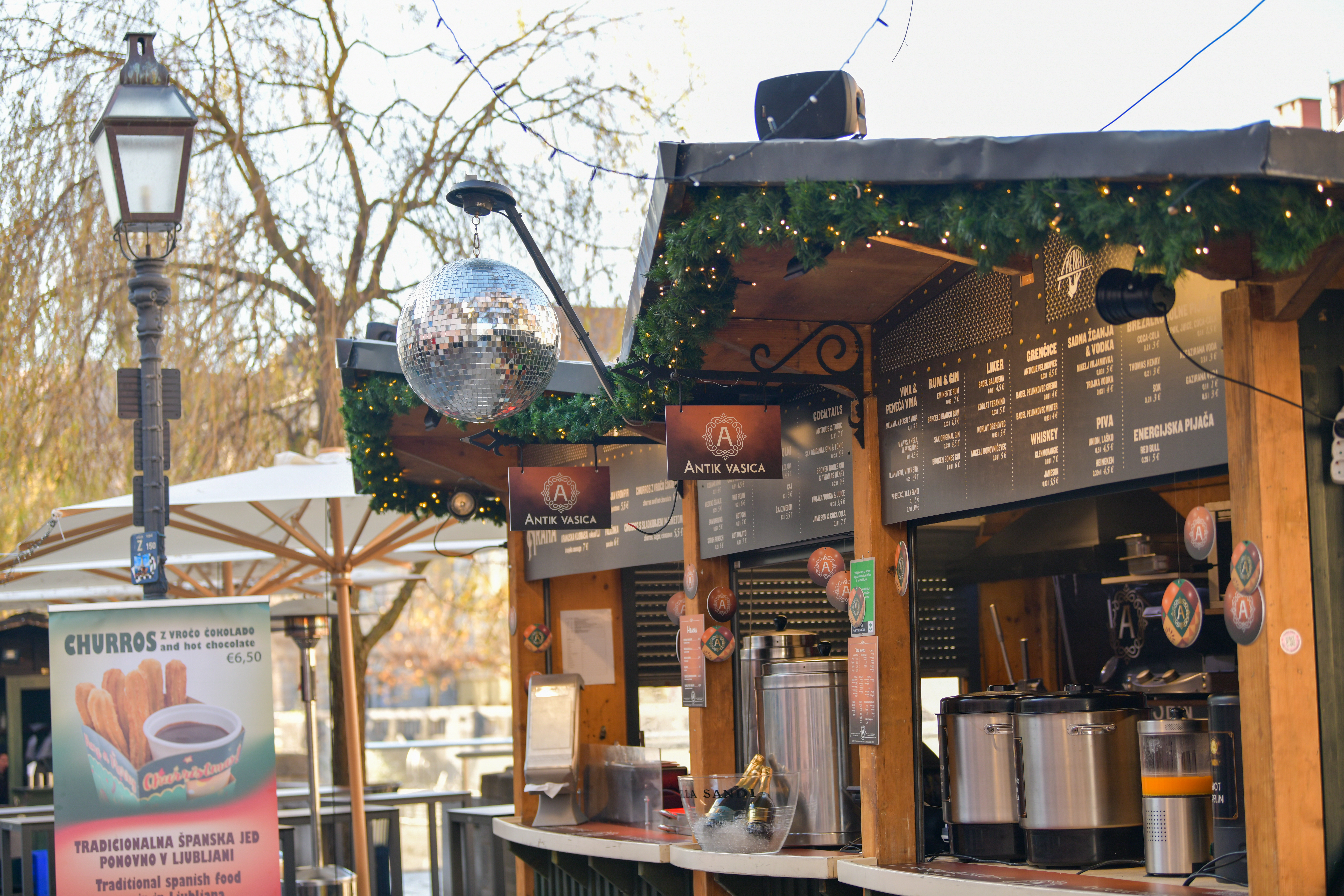 Praznične stojnice v Ljubljani 2025