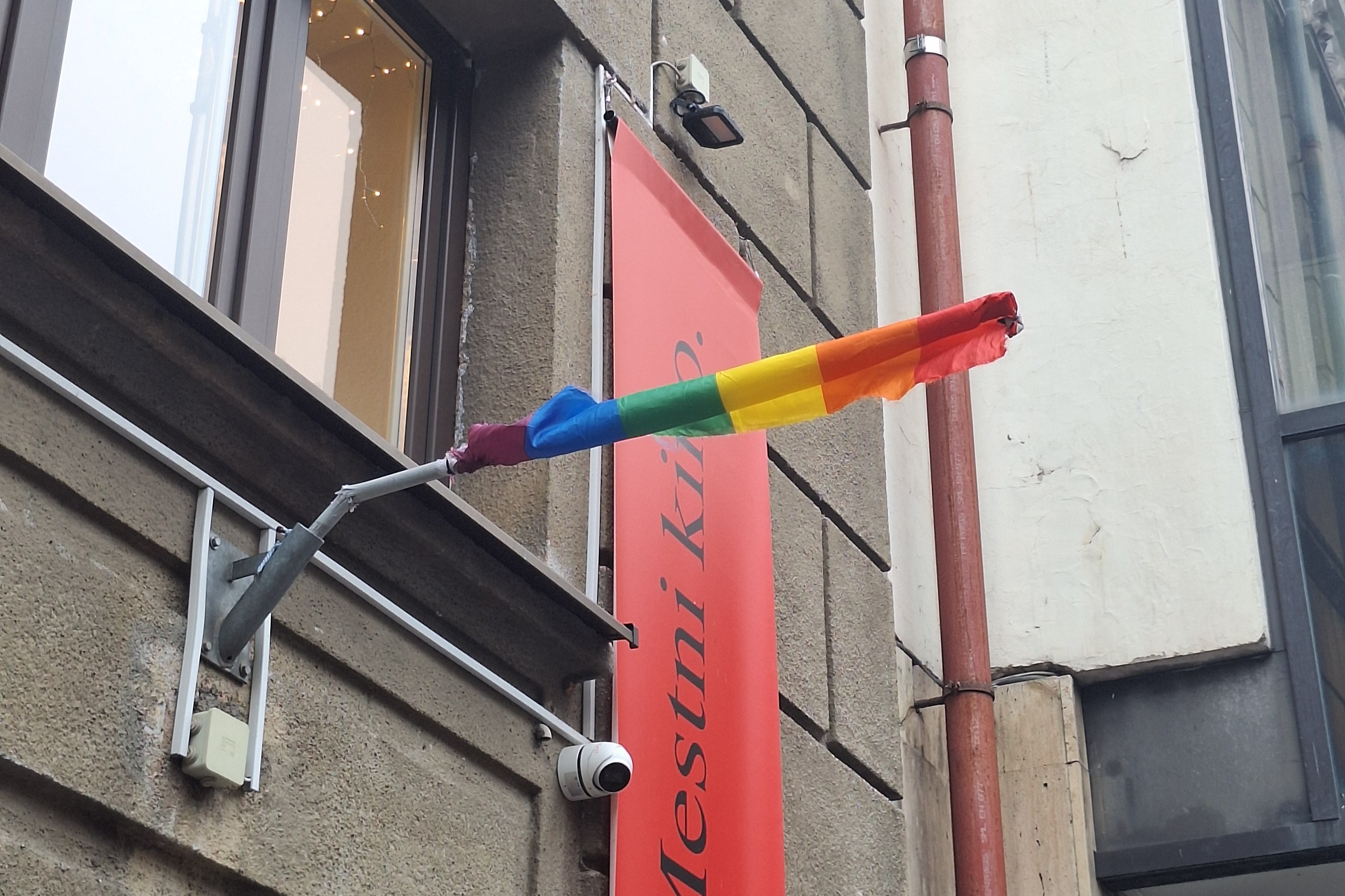 Vandaliziranje mavrične zastave na Kinodvoru