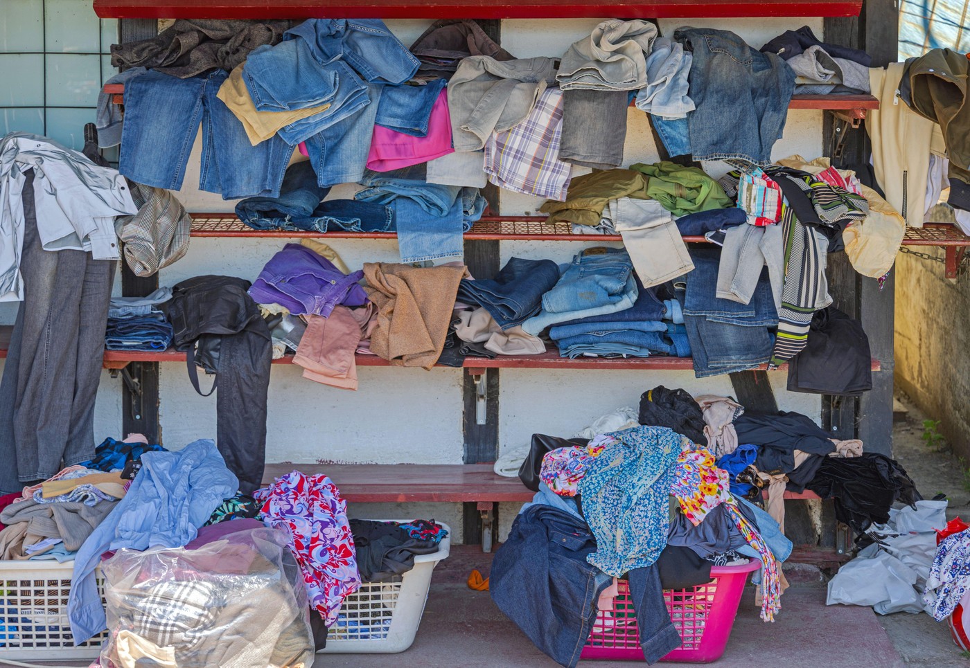 neurejena, nepospravljena, razmetana garderoba