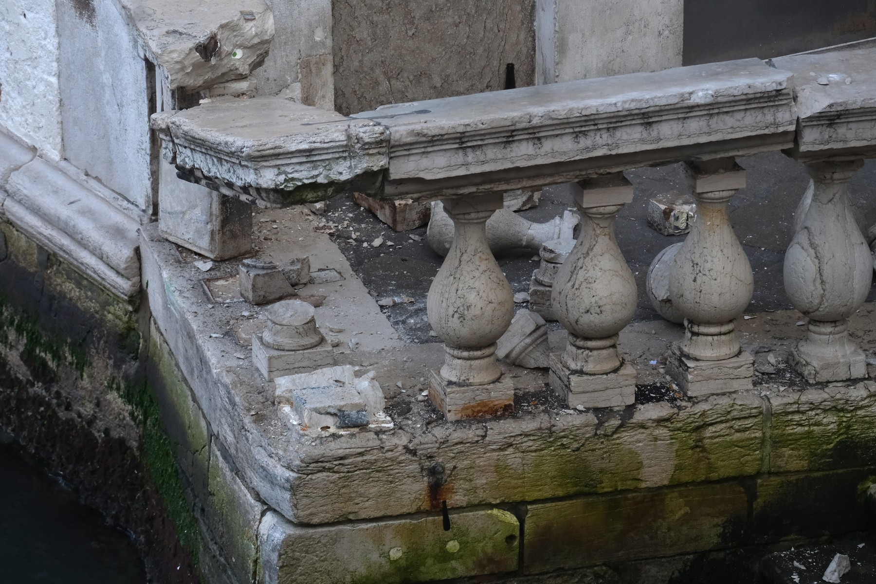 Ženska s čolnom trčila v most Rialto