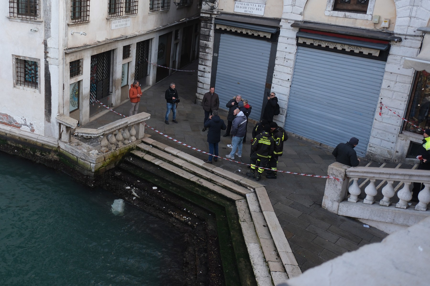 Ženska s čolnom trčila v most Rialto