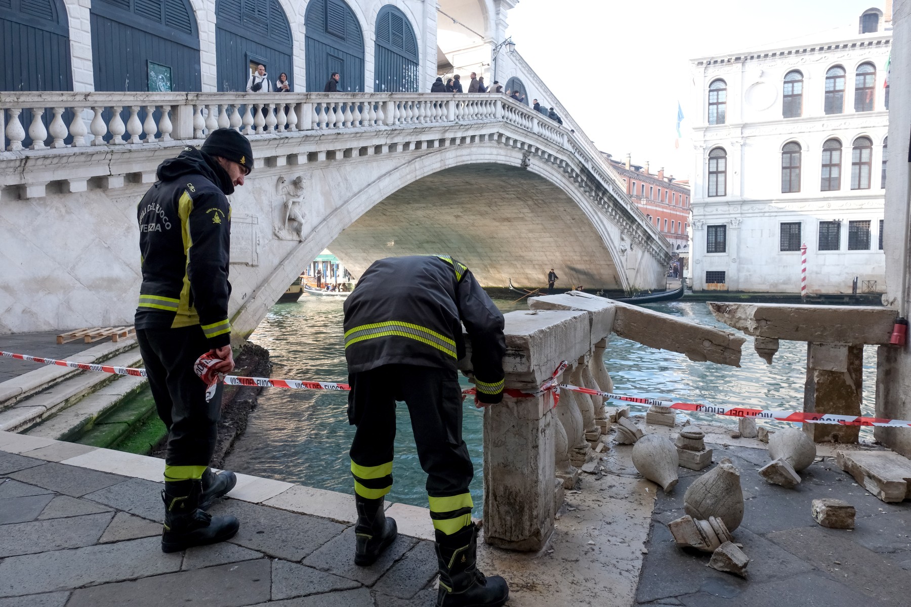 Ženska s čolnom trčila v most Rialto