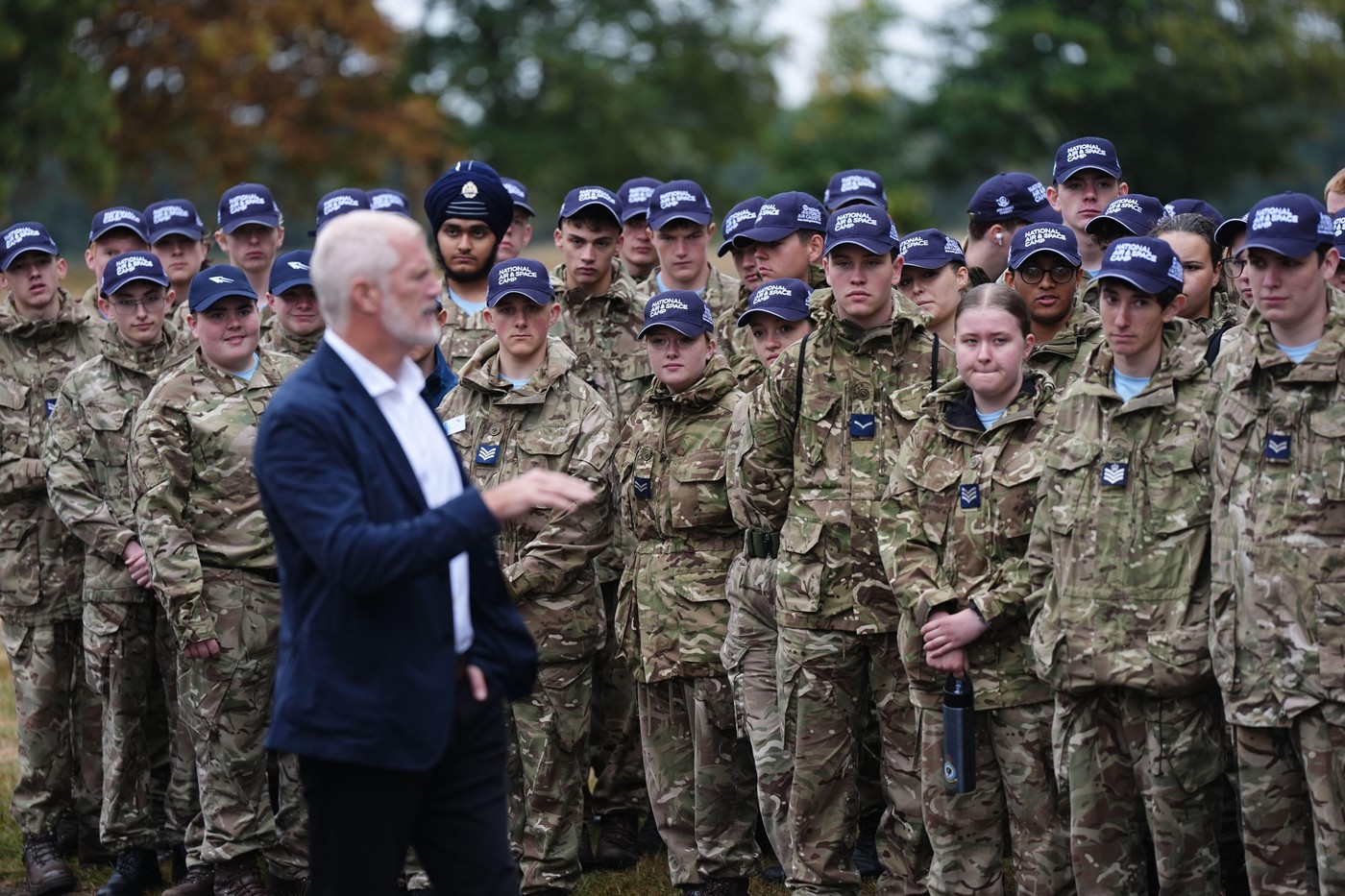 Britanski minister za oborožene sile Al Carns med nagovorom kadetov britanskih zračnih sil