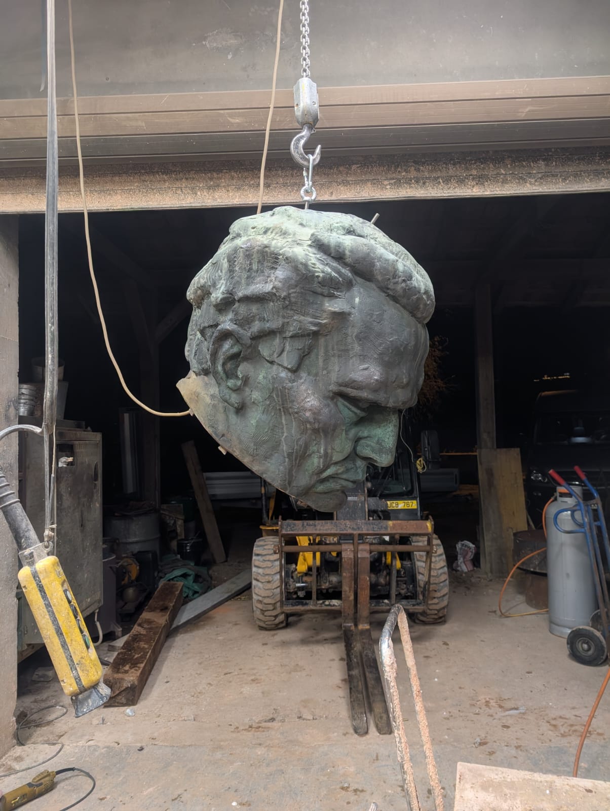 Obnova glave kipa Josipa Broza Tita v livarni Livartis