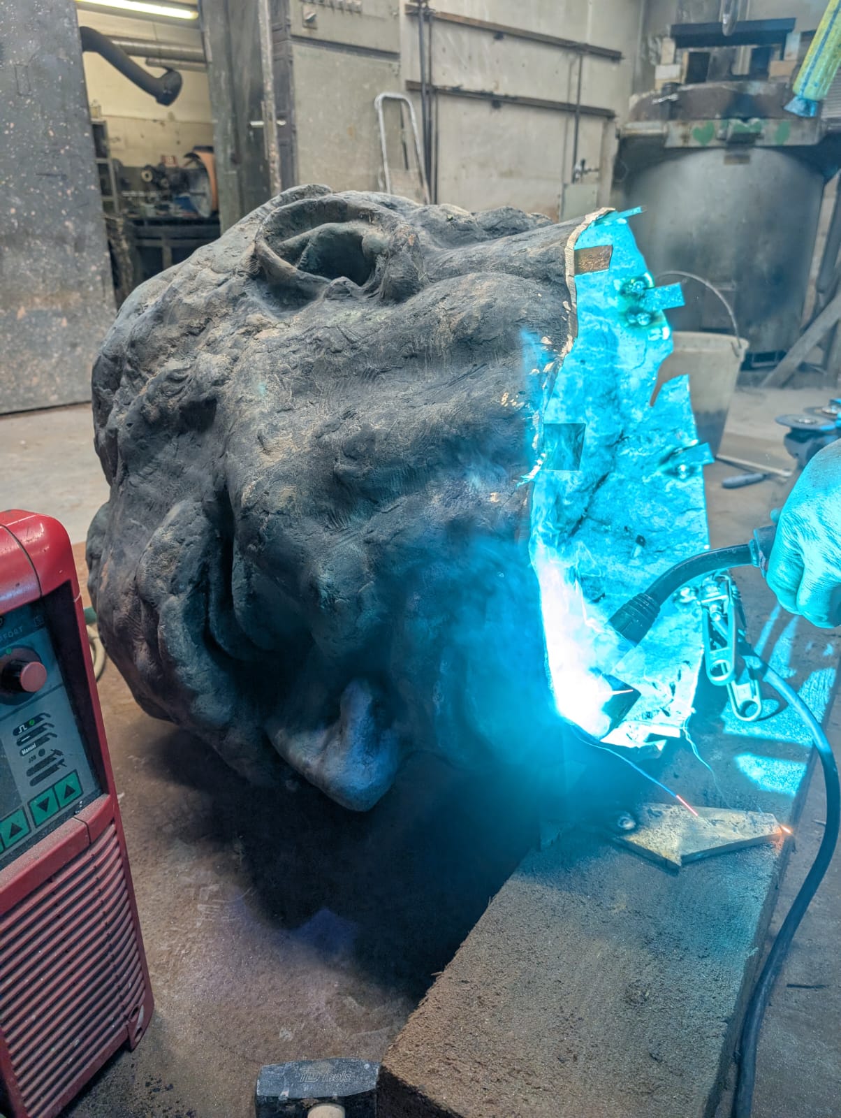 Obnova glave kipa Josipa Broza Tita v livarni Livartis