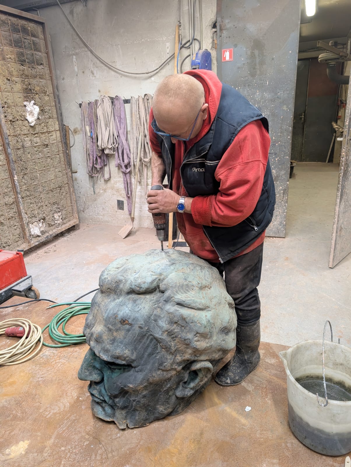 Obnova glave kipa Josipa Broza Tita v livarni Livartis