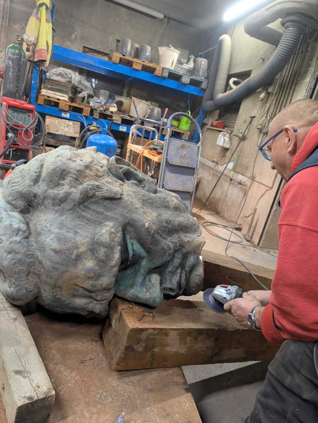 Obnova glave kipa Josipa Broza Tita v livarni Livartis