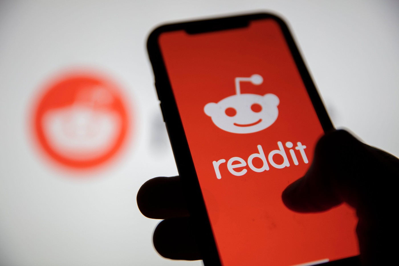 Redditov logo na pametnem telefonu