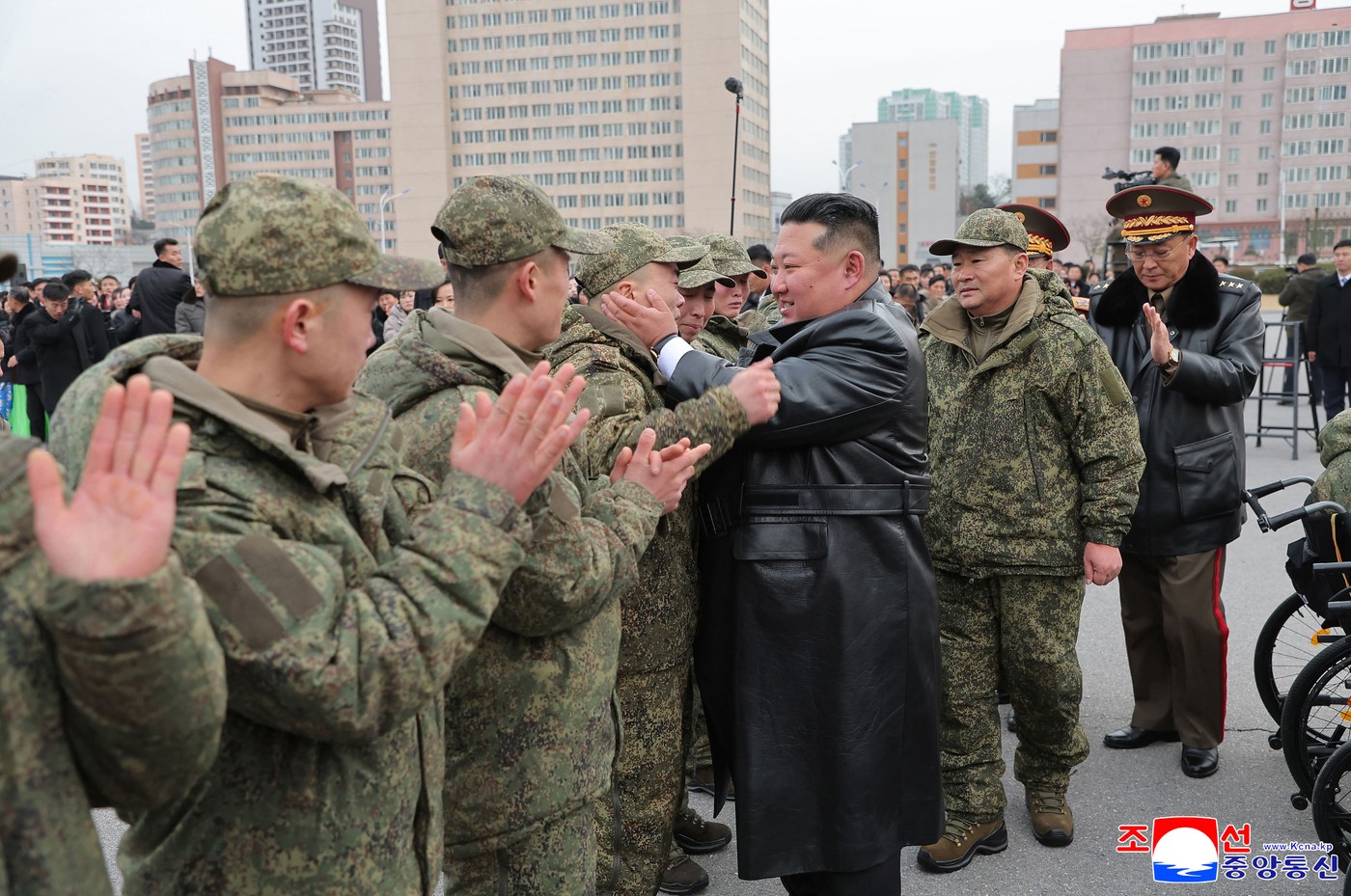 Severnokorejski vojaki ob povratku iz Rusije