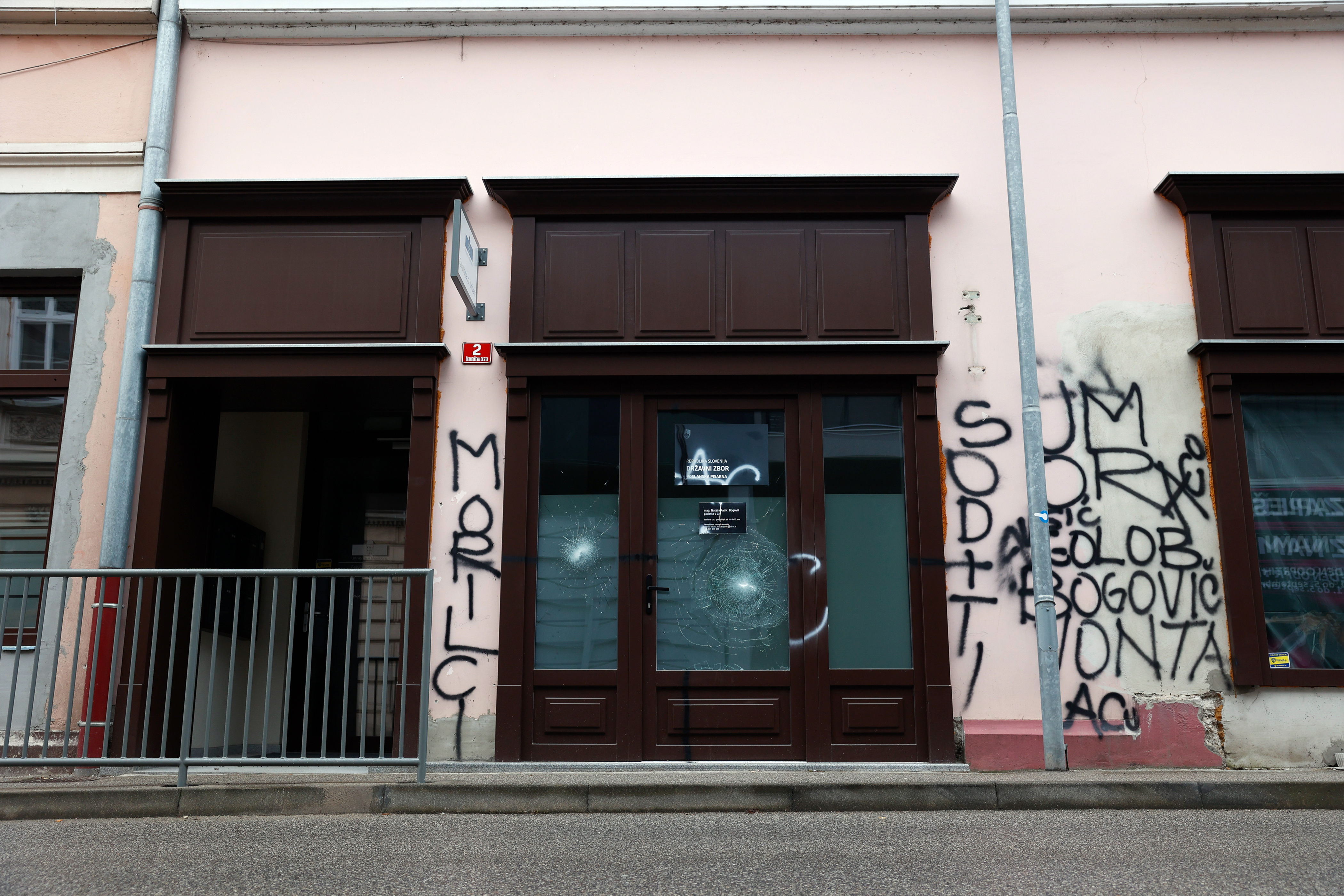 Razbita poslanska pisarna Svobode v Brežicah