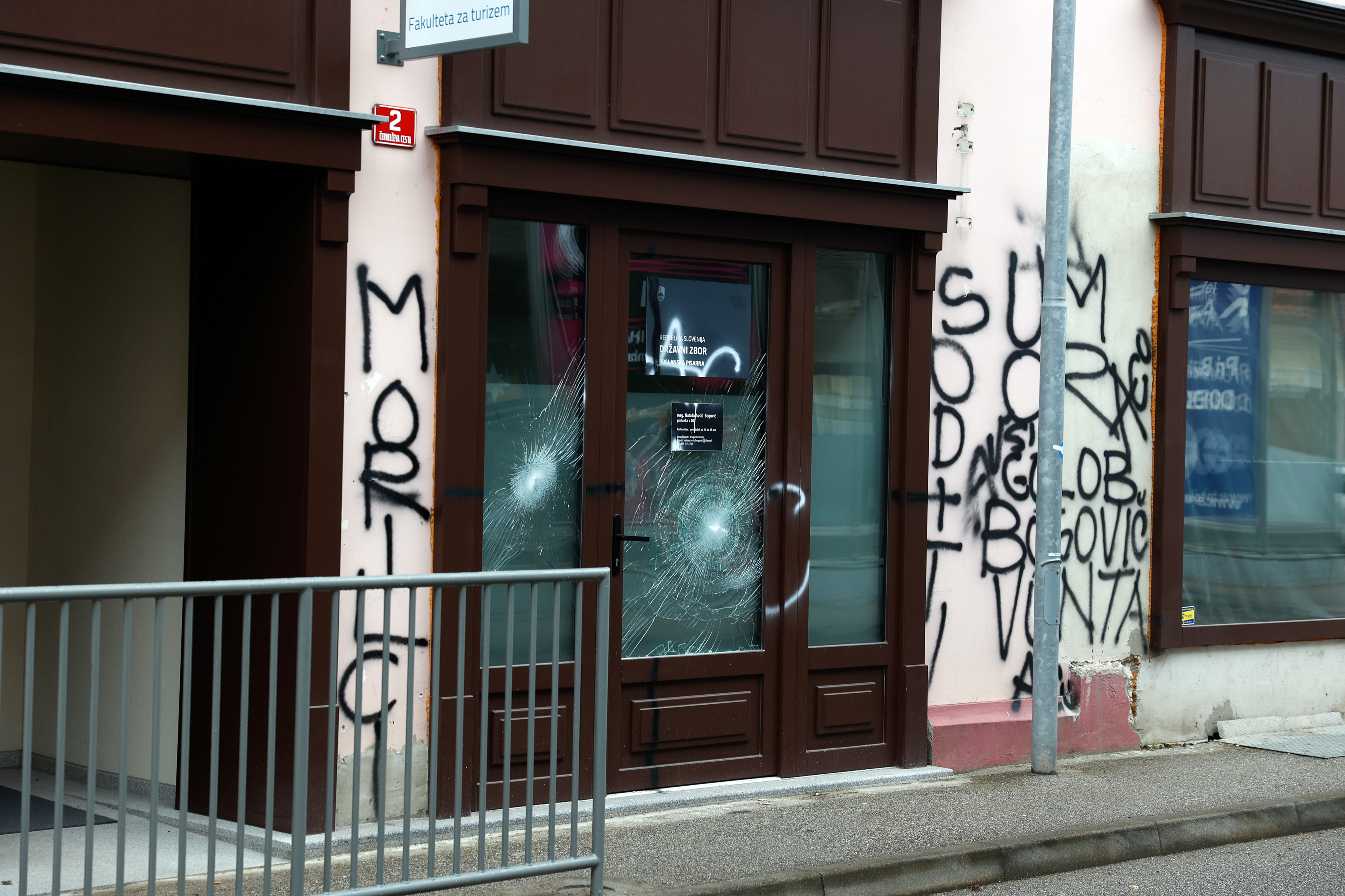 Razbita poslanska pisarna Svobode v Brežicah