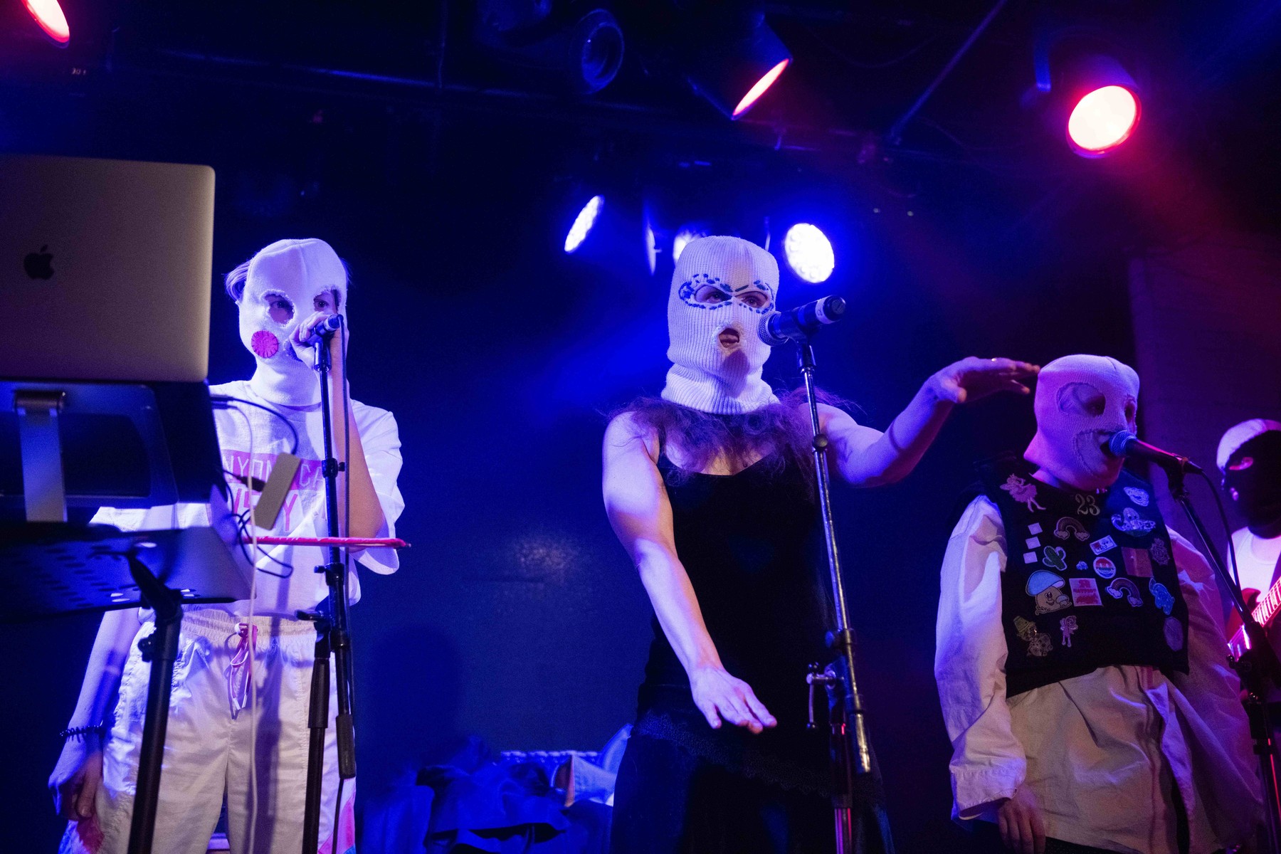 Feministično punk rock skupino Pussy Riot so danes v Rusiji razglasili za ekstremistično organizacijo