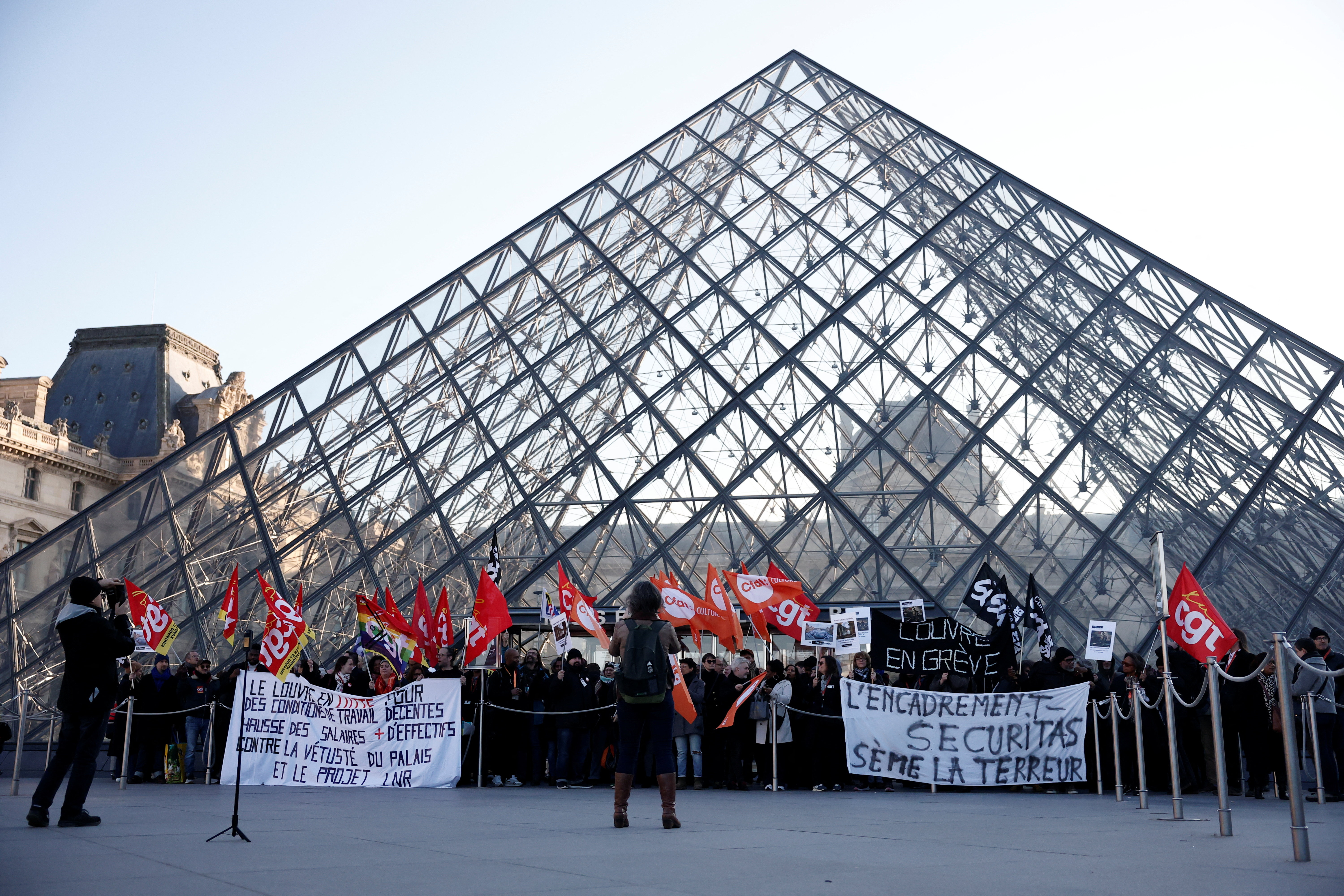 Muzej Louvre v Parizu ostaja zaprt