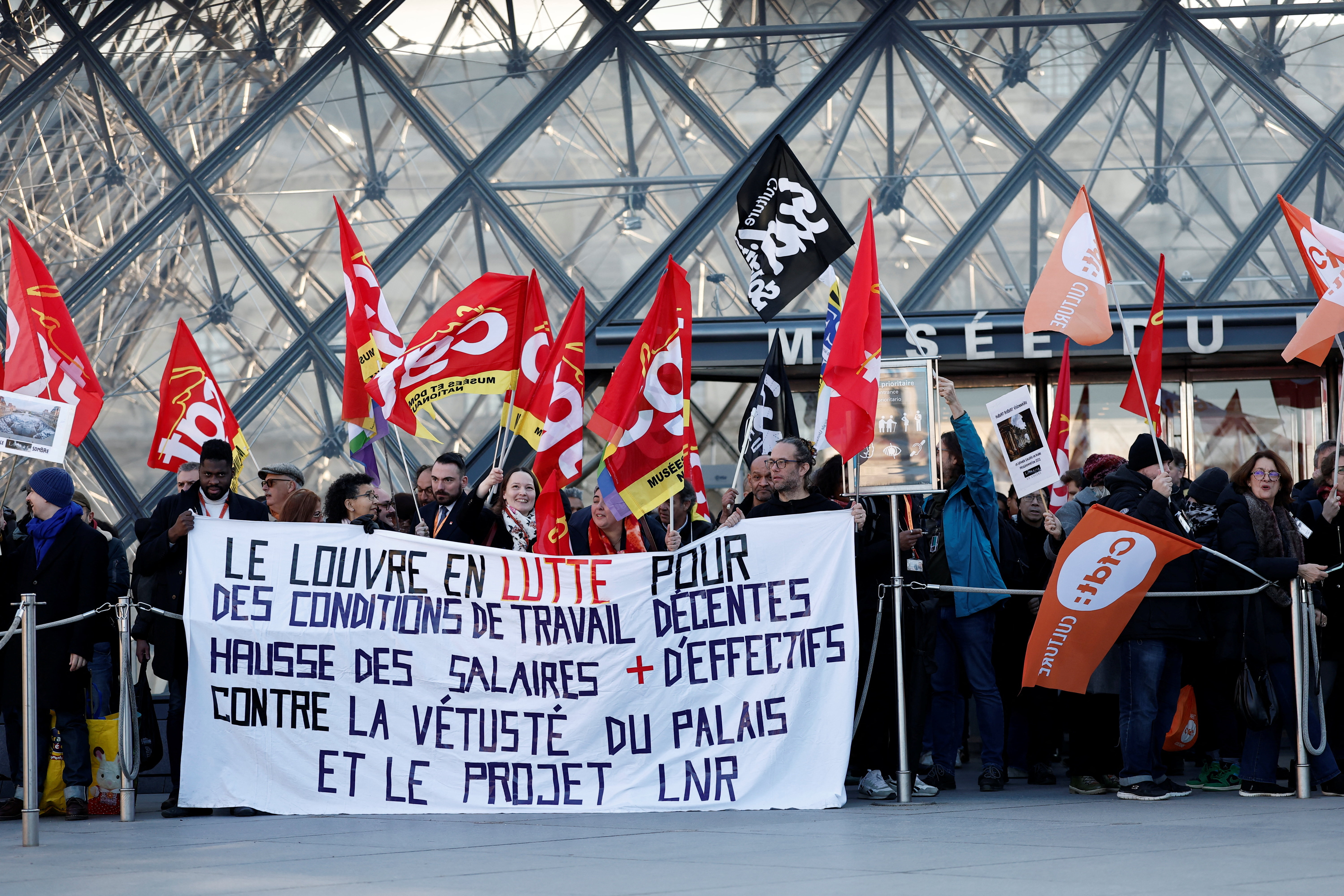 Muzej Louvre v Parizu ostaja zaprt