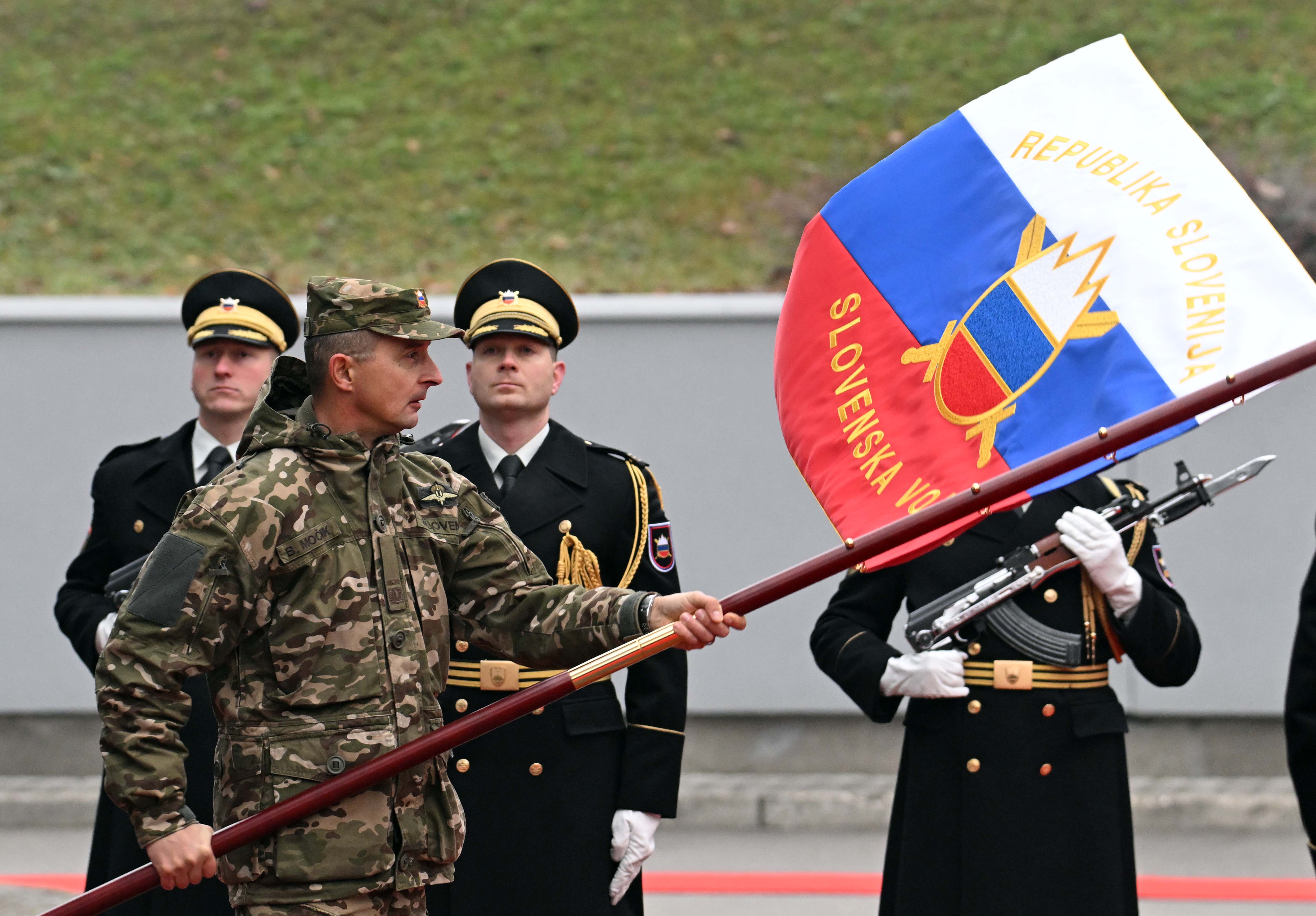 Predaja bojne zastave SV