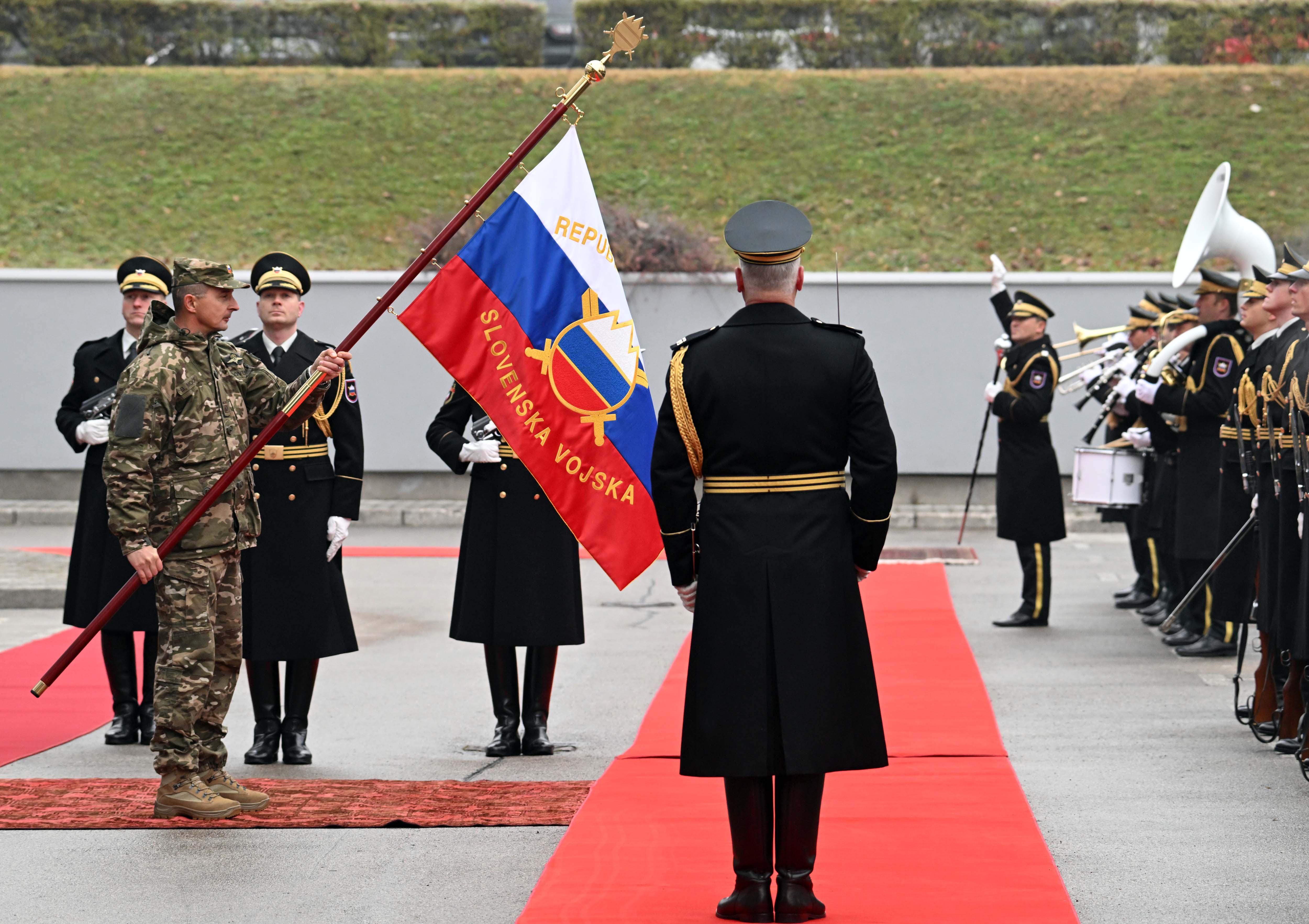Predaja bojne zastave SV