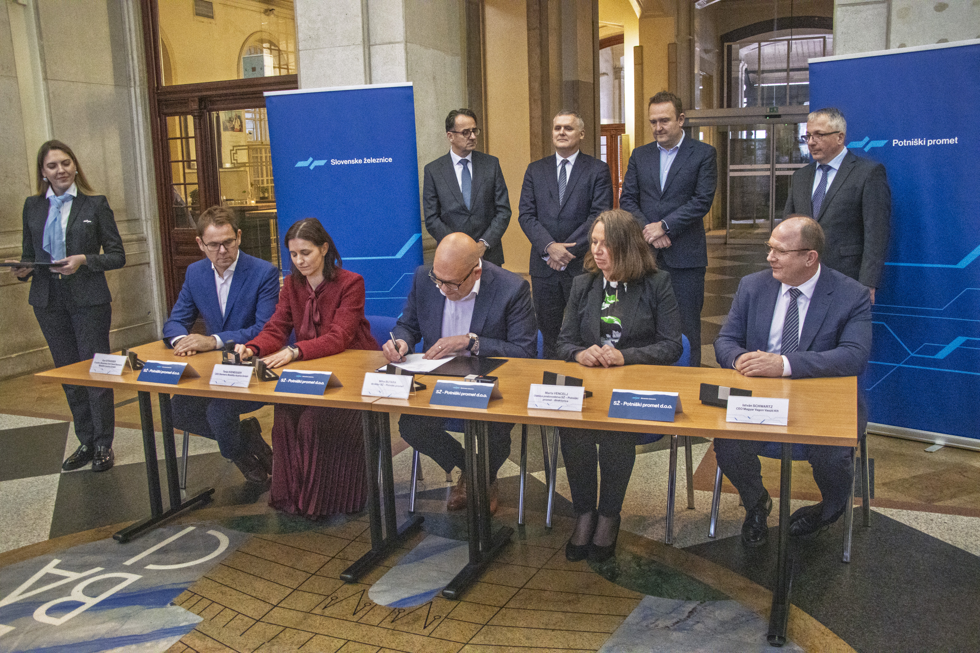 Podpis pogodbe za nakup 20 potniških vagonov in štirih novih večsistemskih lokomotiv